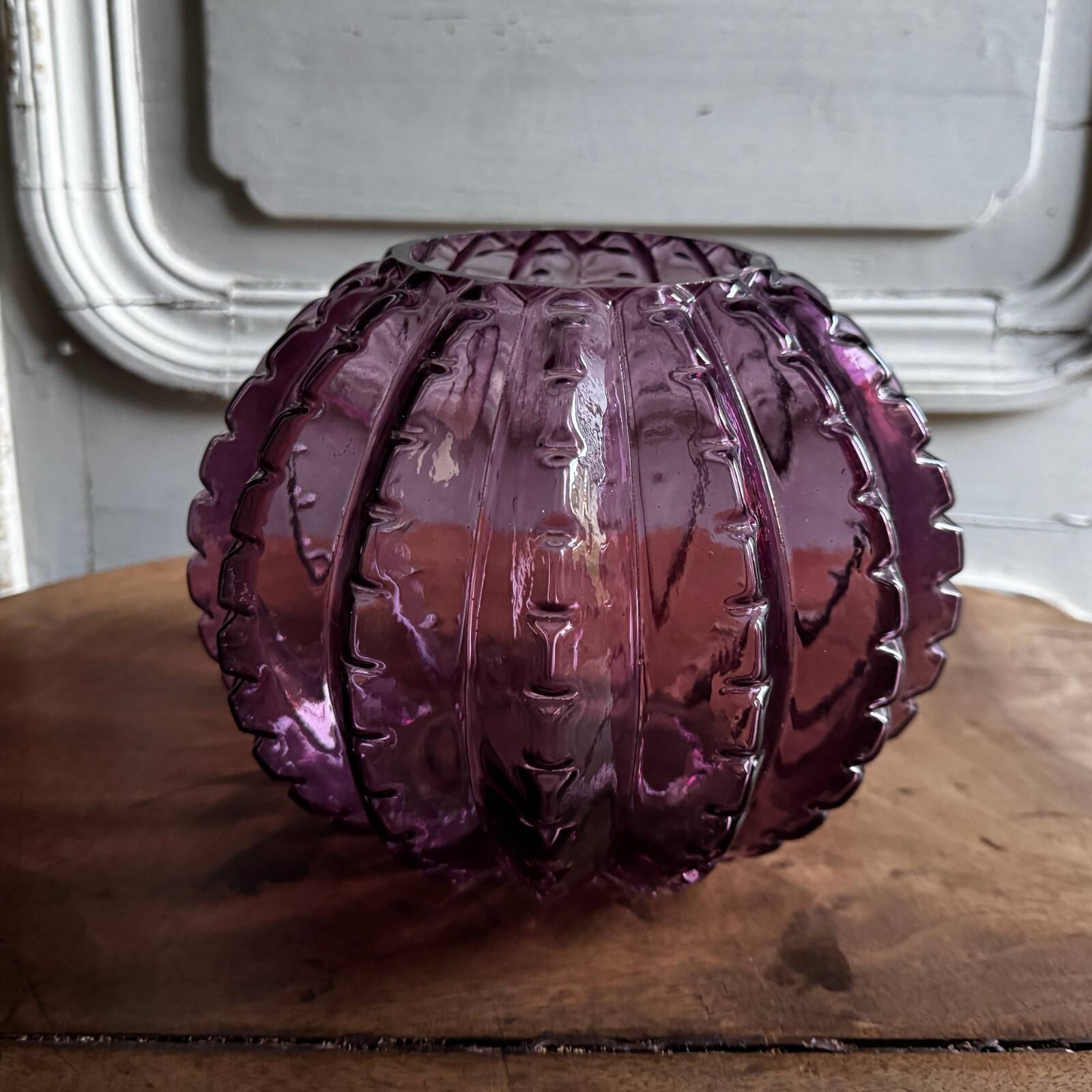 Vase à ailettes Murano Venise 1950 fond violet