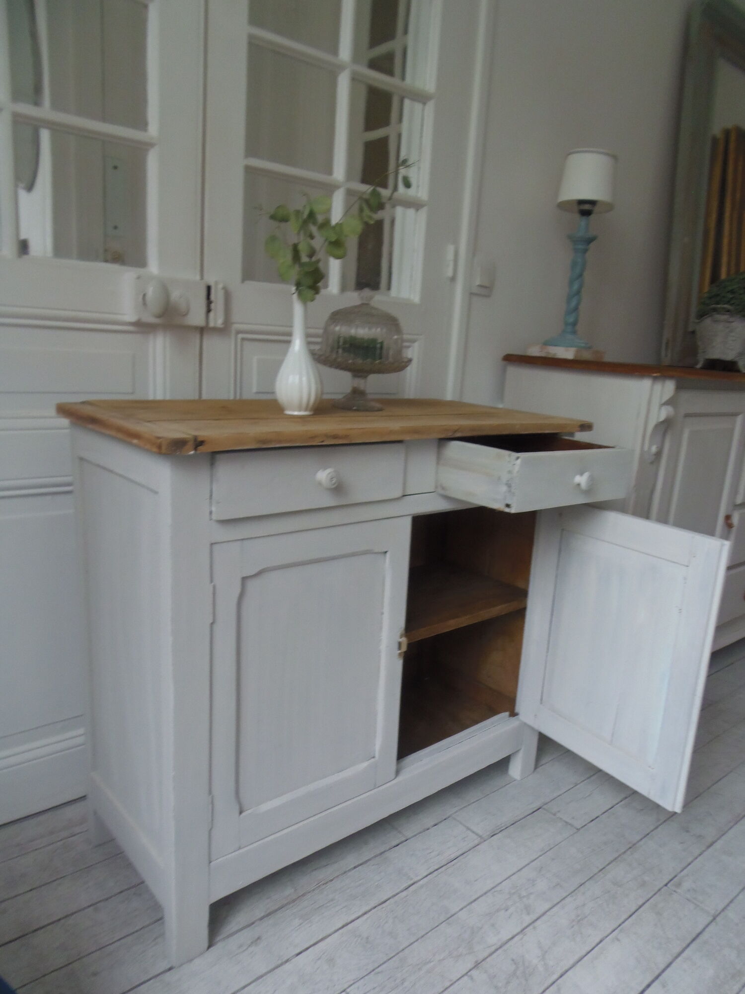 Buffet parisien vintage patiné gris perle, plateau bois.