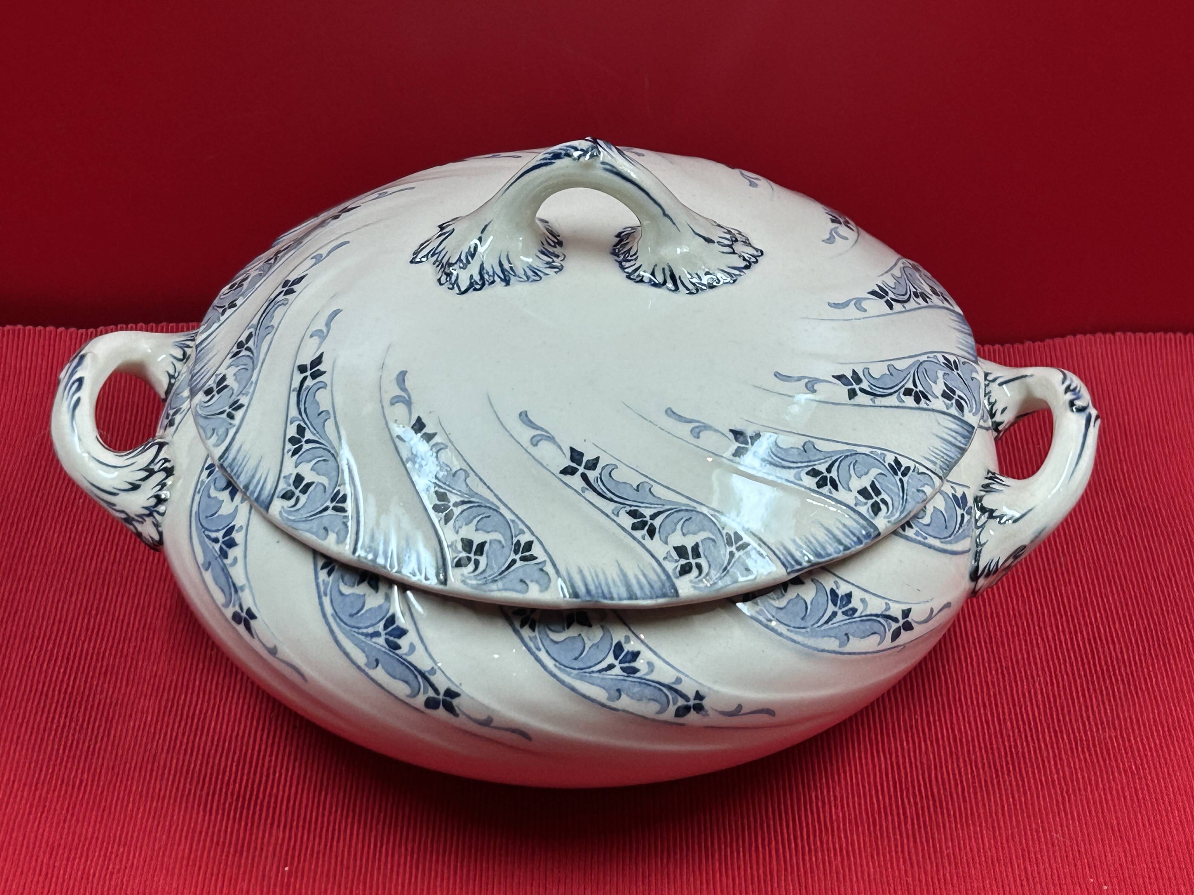 Antique Lunéville earthenware tureen, 28 x 22 x 16 cm