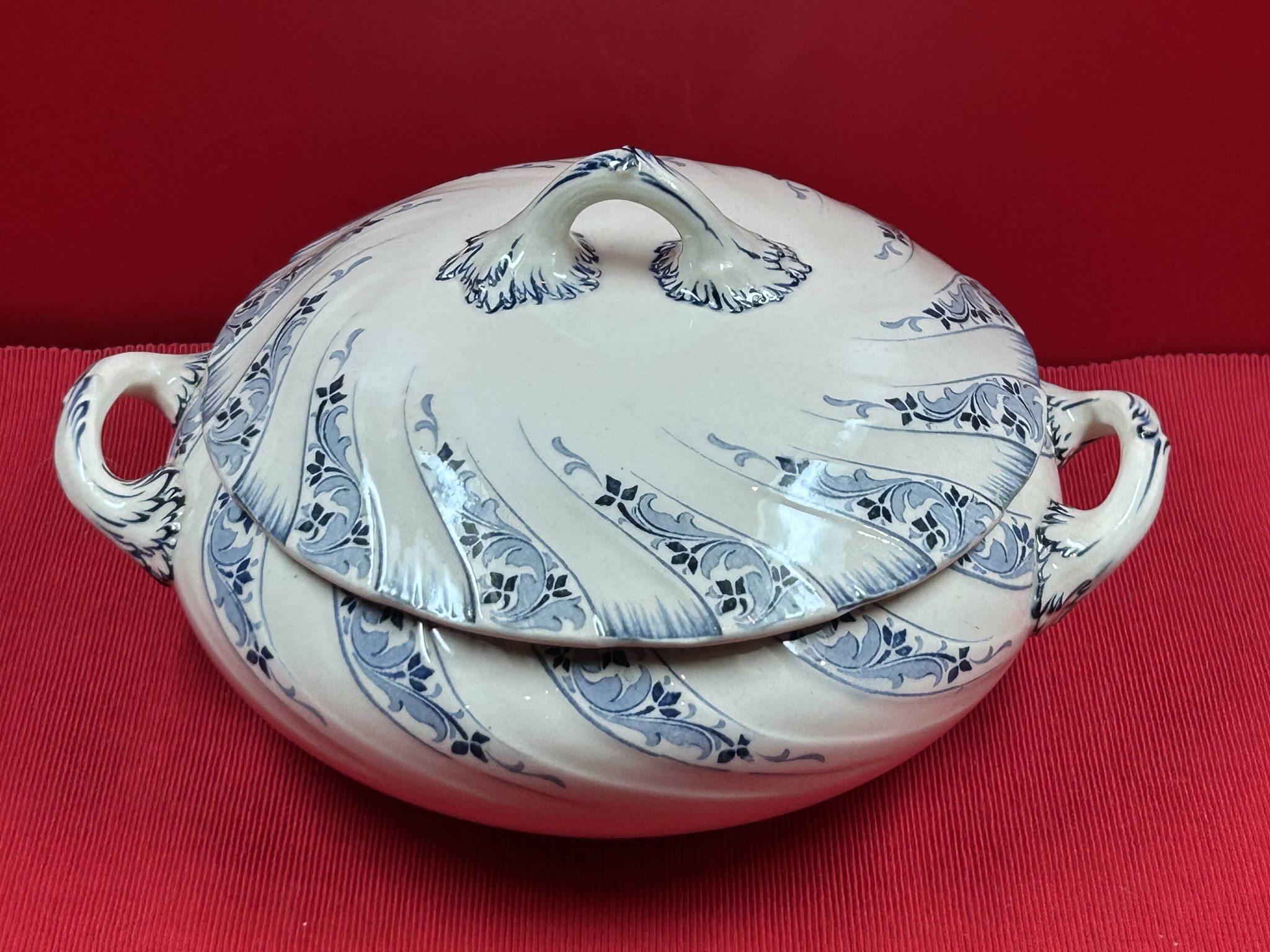 Antique Lunéville earthenware tureen, 28 x 22 x 16 cm