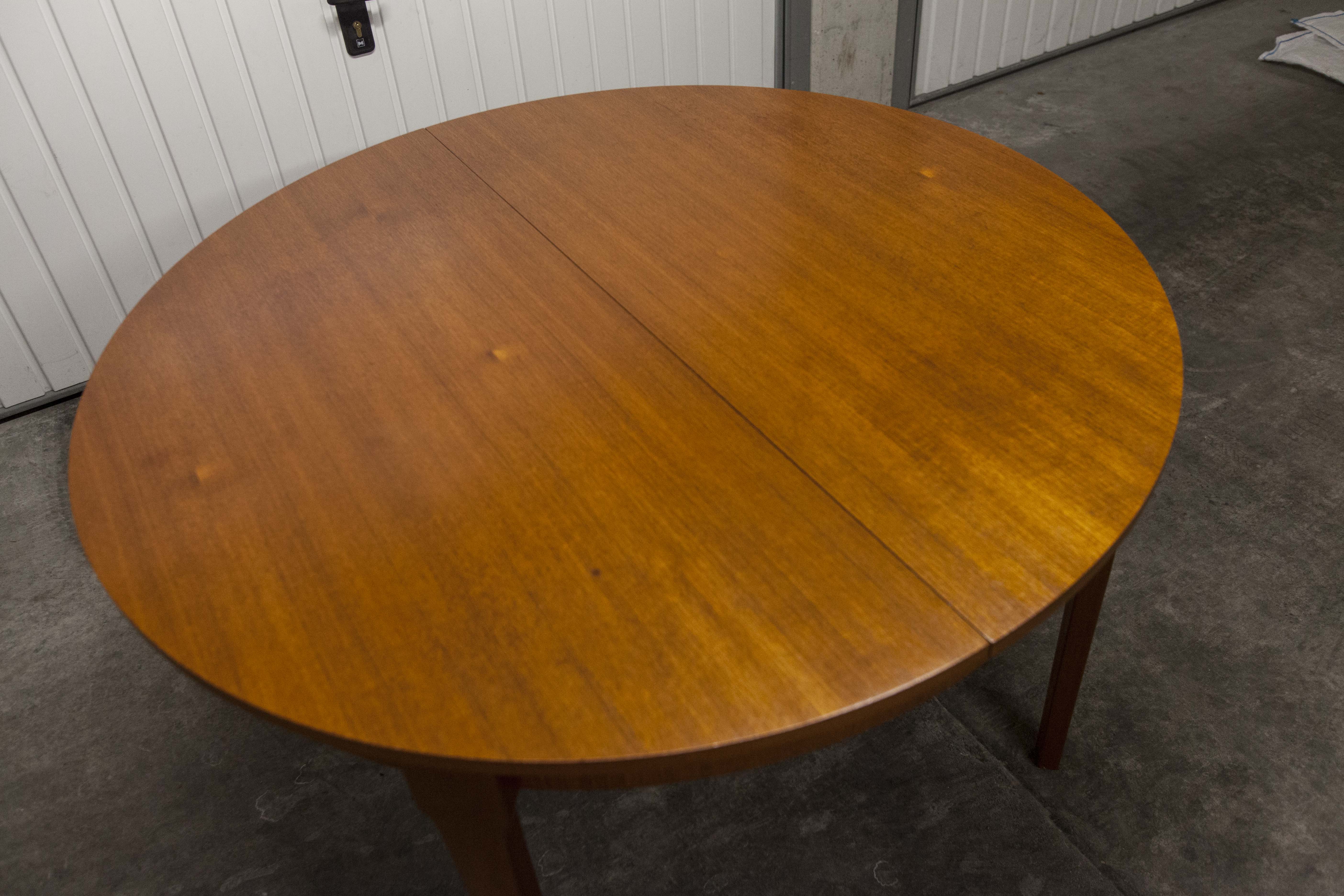 Scandinavian table in round teak with built-in extensions 1960