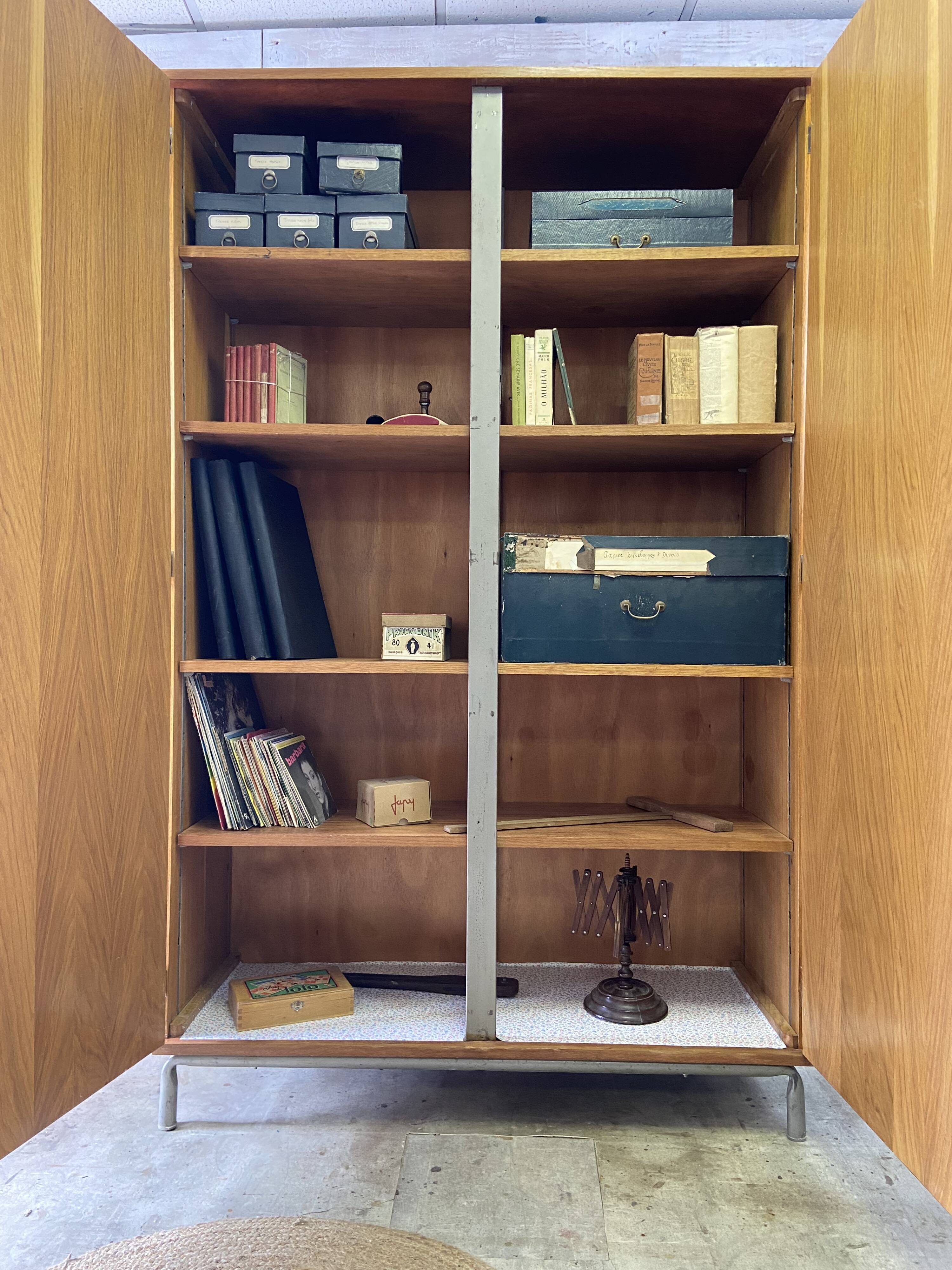 Armoire d'école vintage
