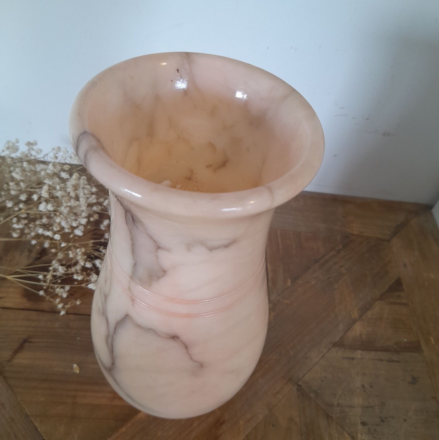 Vase in pink alabaster veined with gray