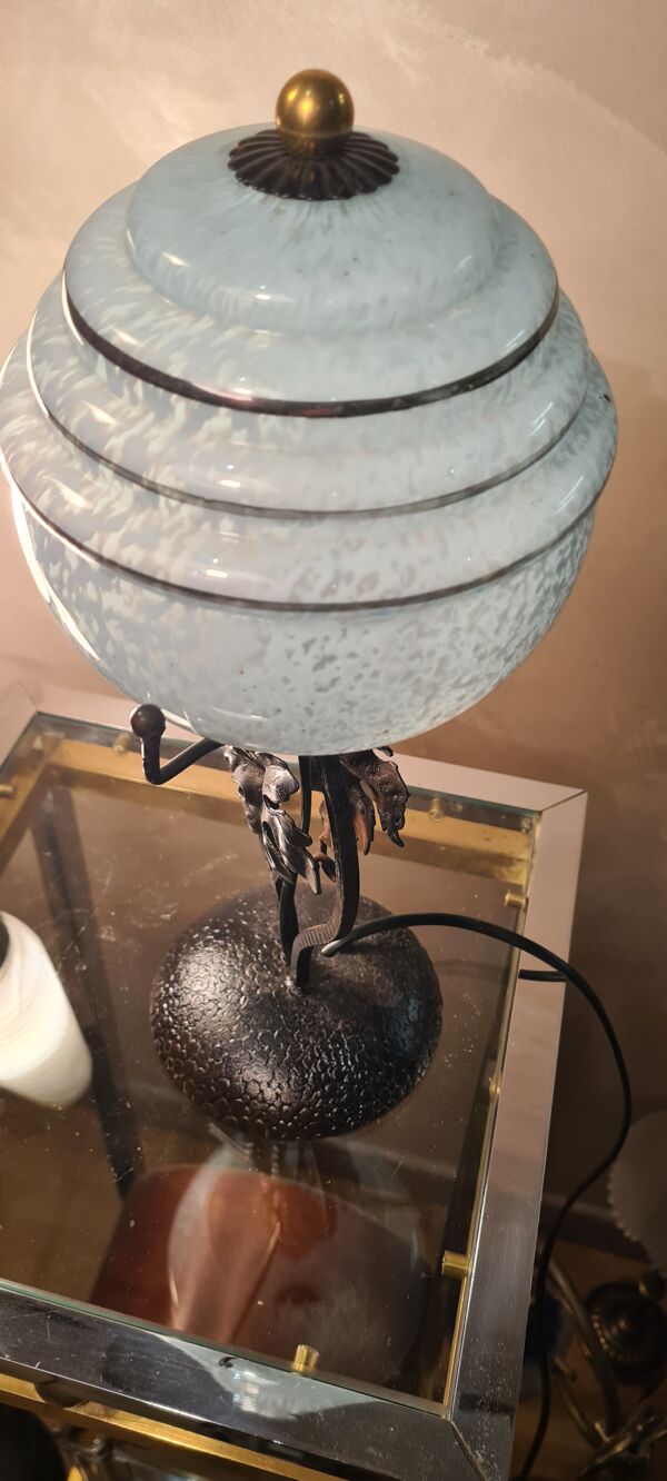 Lampe fer forgé  boule bleu en opaline clichy moucheté de blanc 35x14