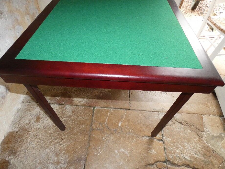 Table de jeu couleur acajou avec tapis en vert