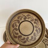 4 stoneware plates