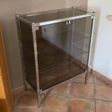Vitrine en métal chromé et verre fumé. 1970. Italie. 100x78x38.