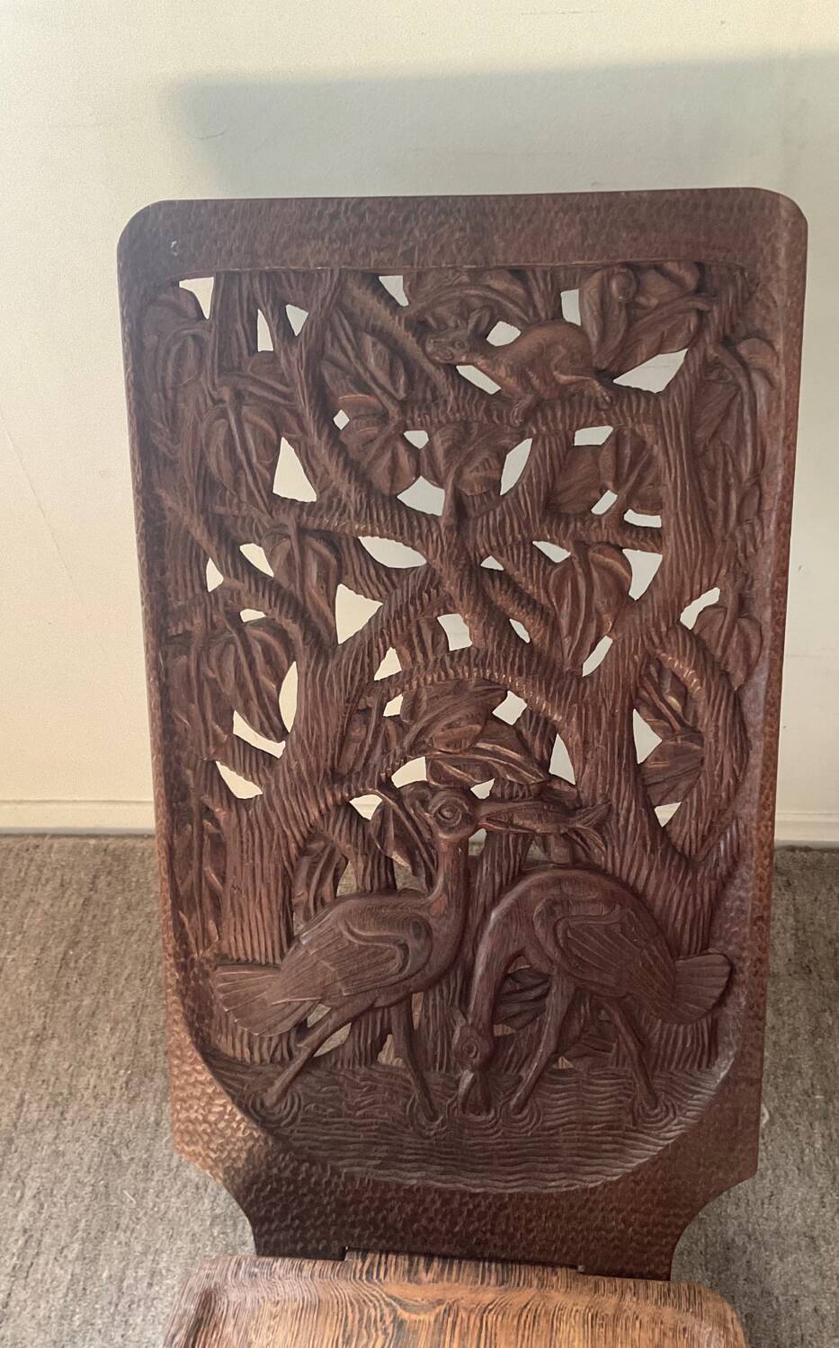 Chaise vintage à palabre en bois sculpté