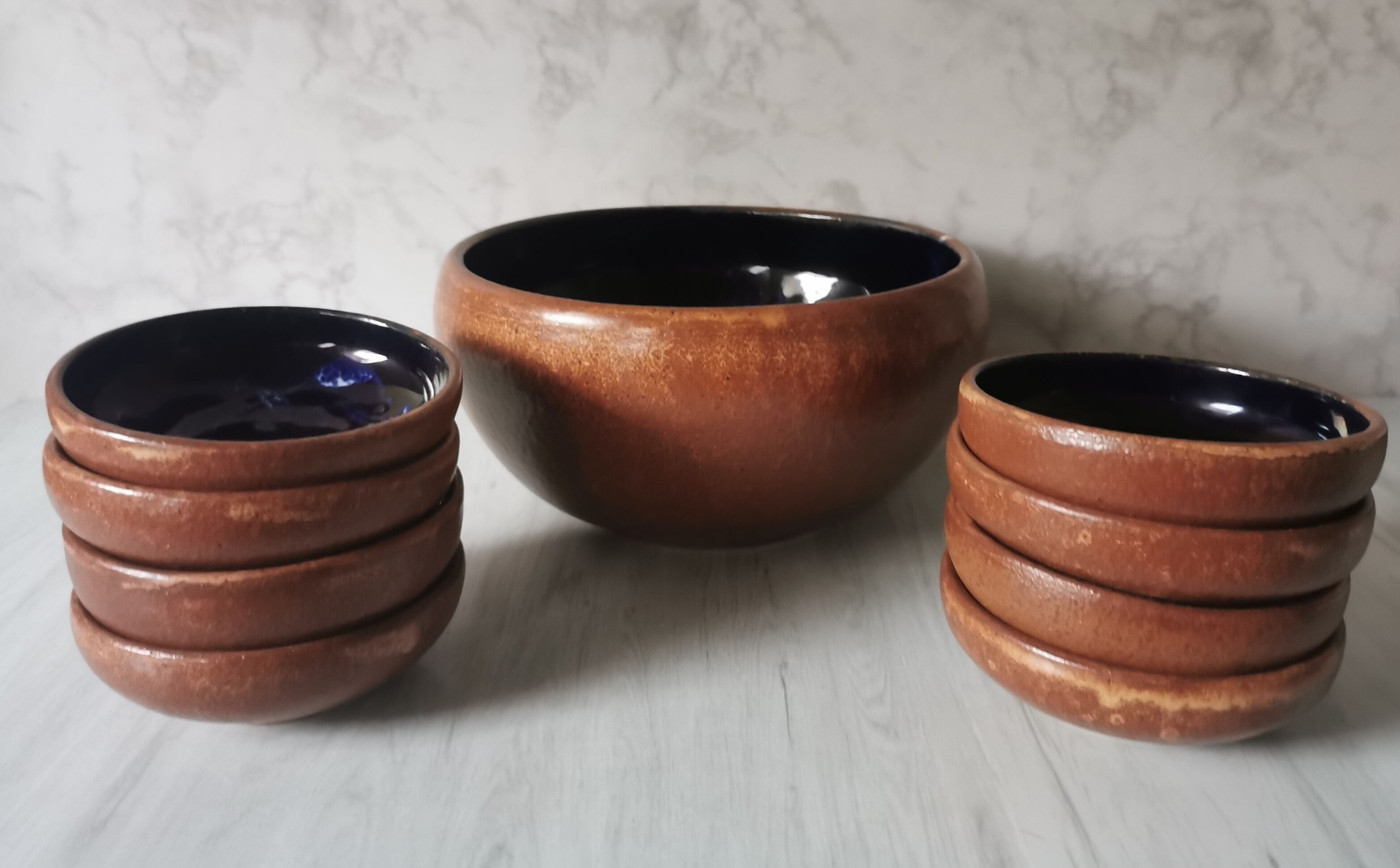 Salad bowl and enamelled sandstone cups