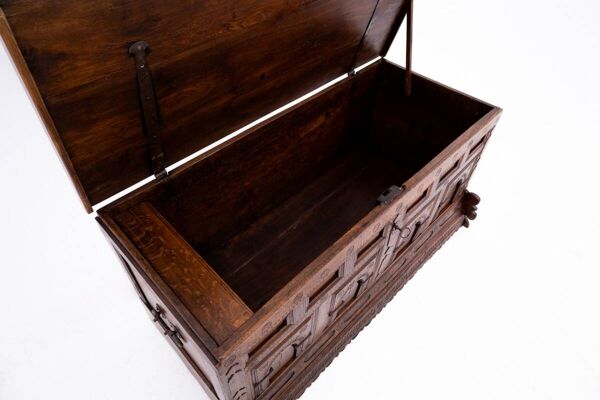 Coffre baroque en bois de 1781.