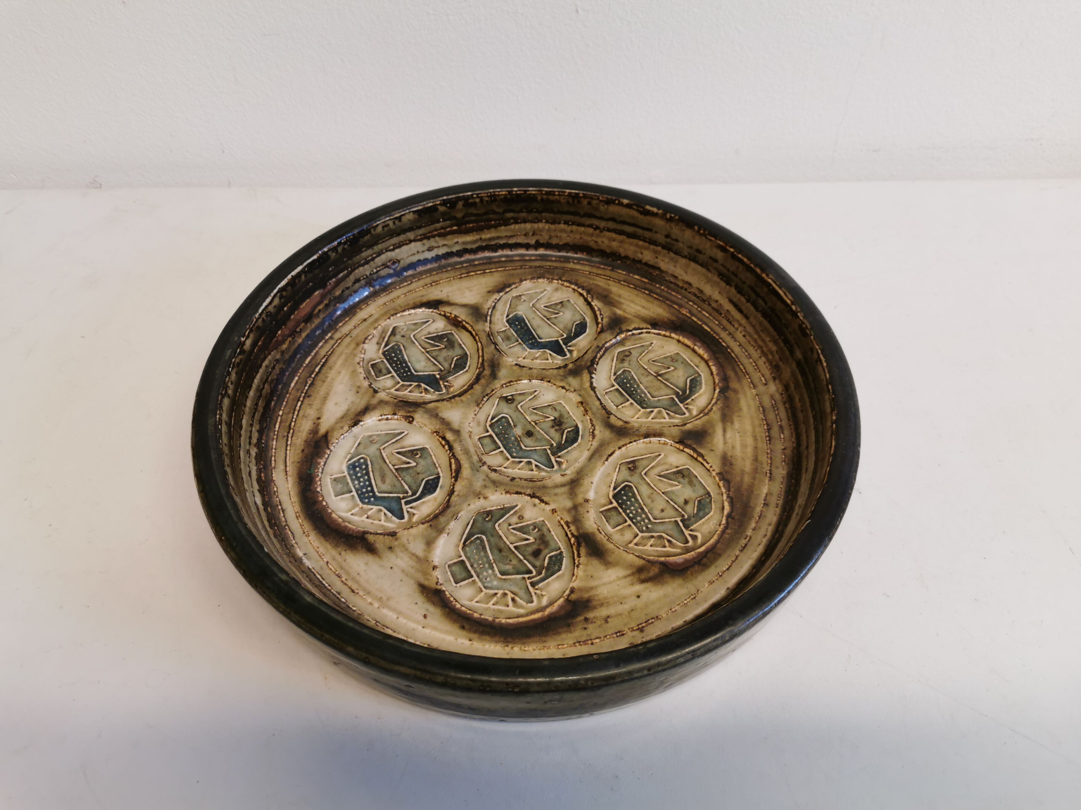 Dish in stoneware with  model 21936, by Jørgen Mogensen and manufactured by Royal Copenhagen