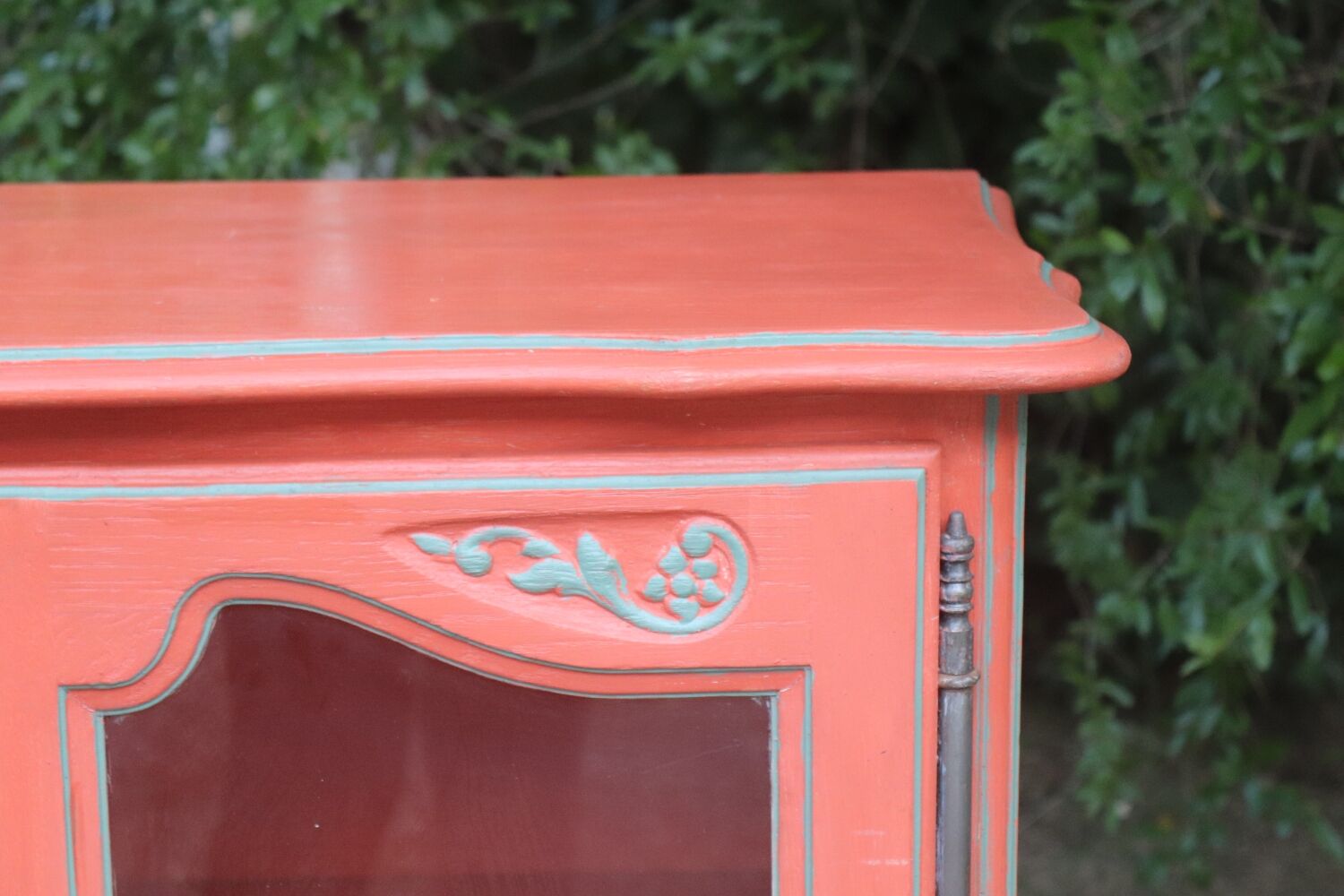 Buffet vitrine rouge terracota