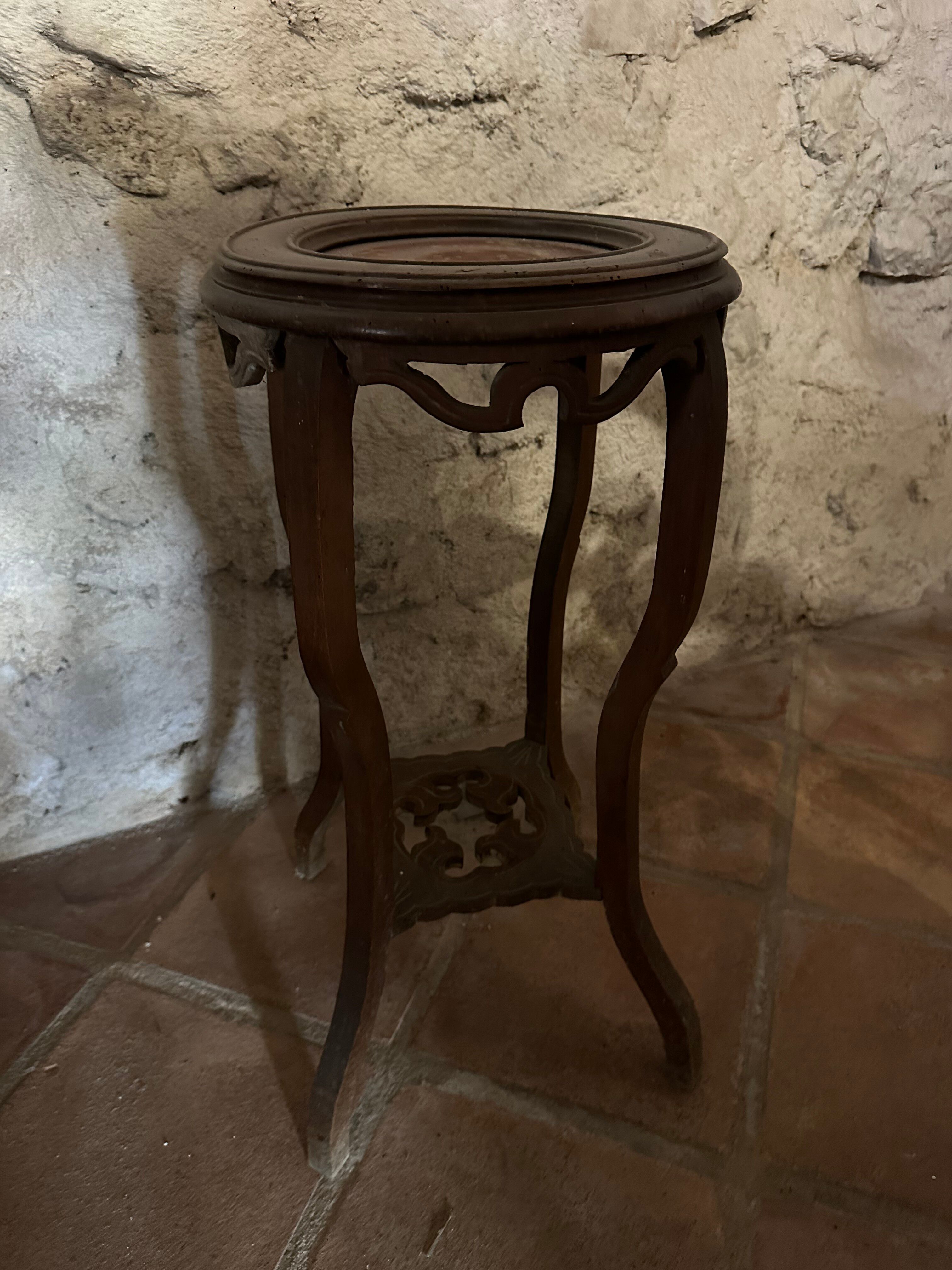 Sellette en bois sculpté, plateau en marbre rose