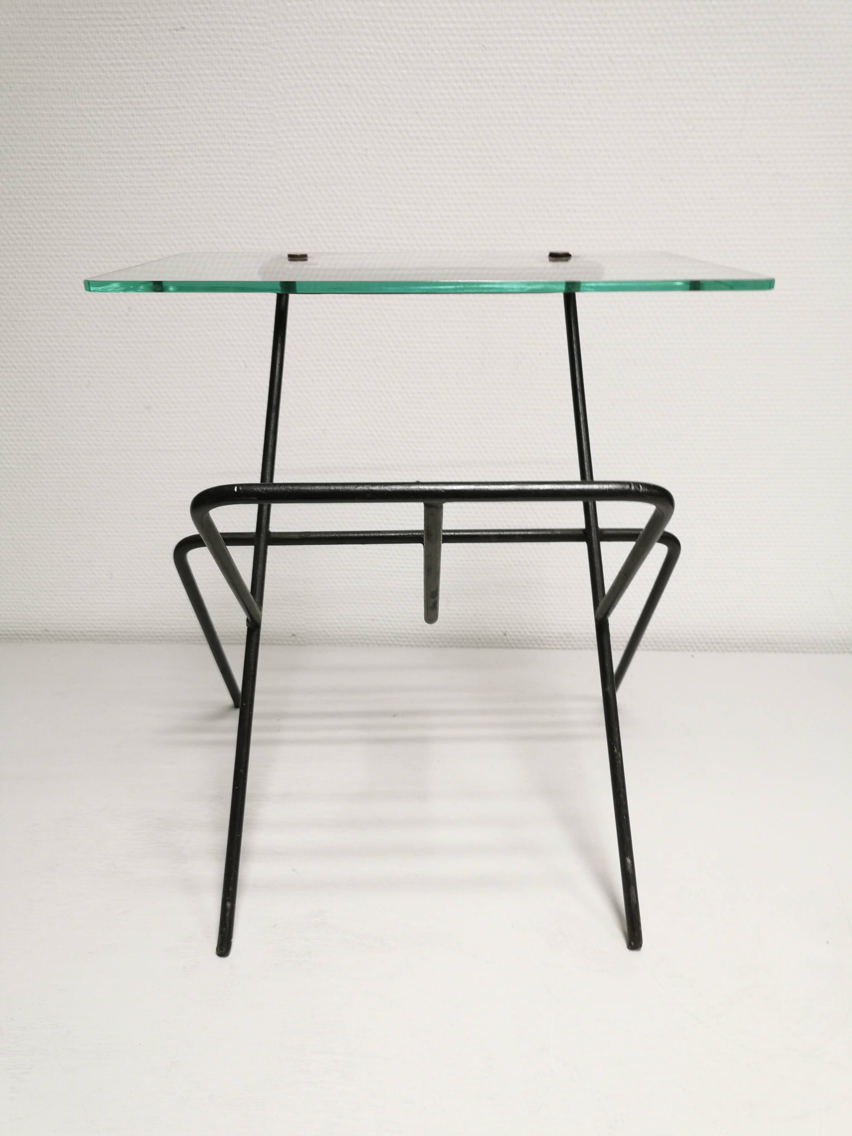 Side table / pedestal table magazine holder. 50's vintage design