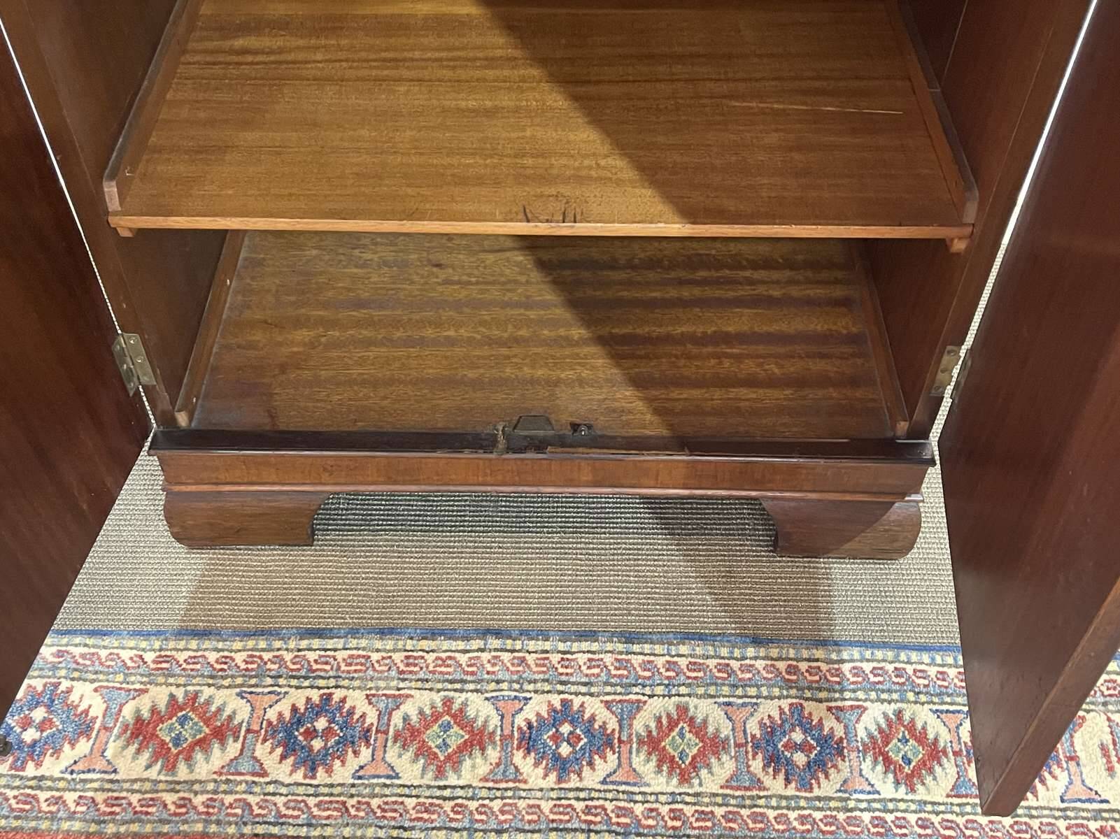 Buffet anglais en noyer des années 1930