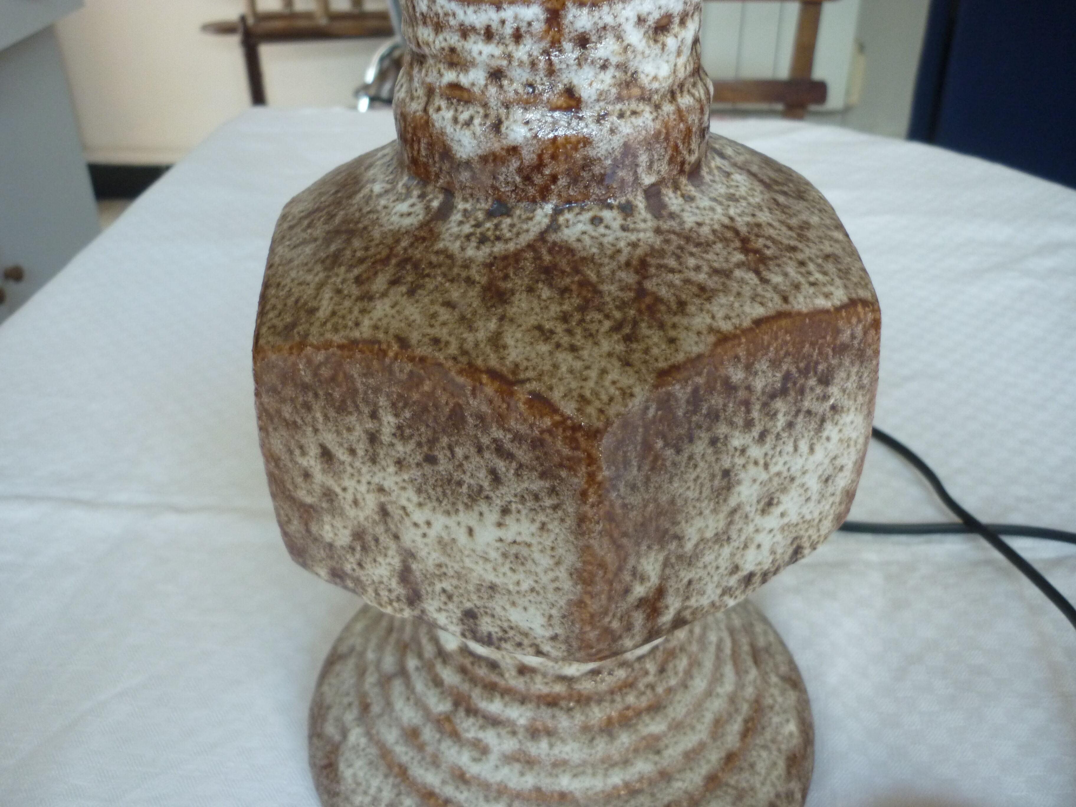 Lamp foot to lay ceramic brown granite