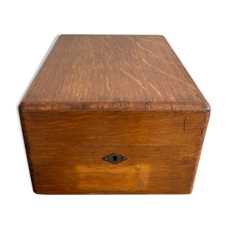 Wooden plug box