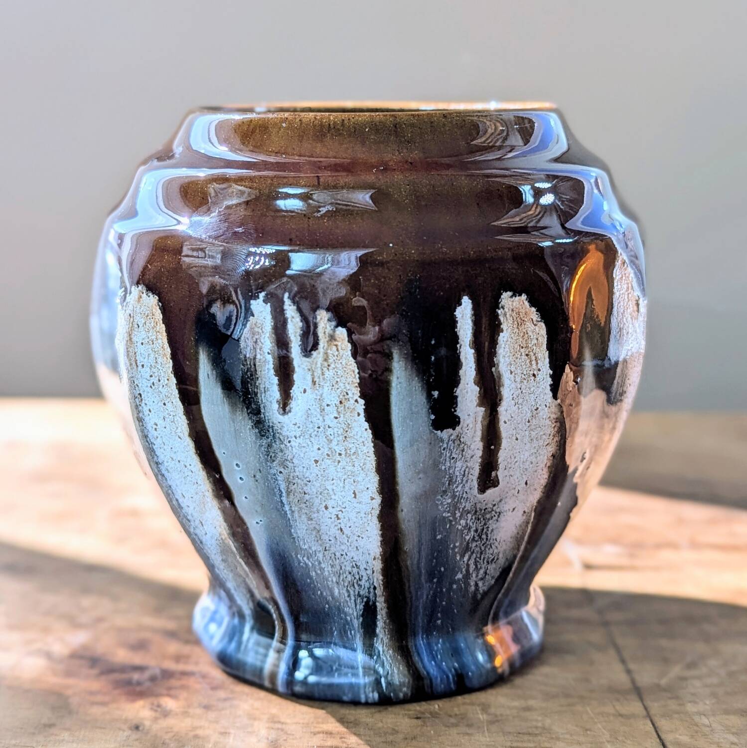 Vase vintage en grès émaillé, marron et bleu gris, décor à coulures
