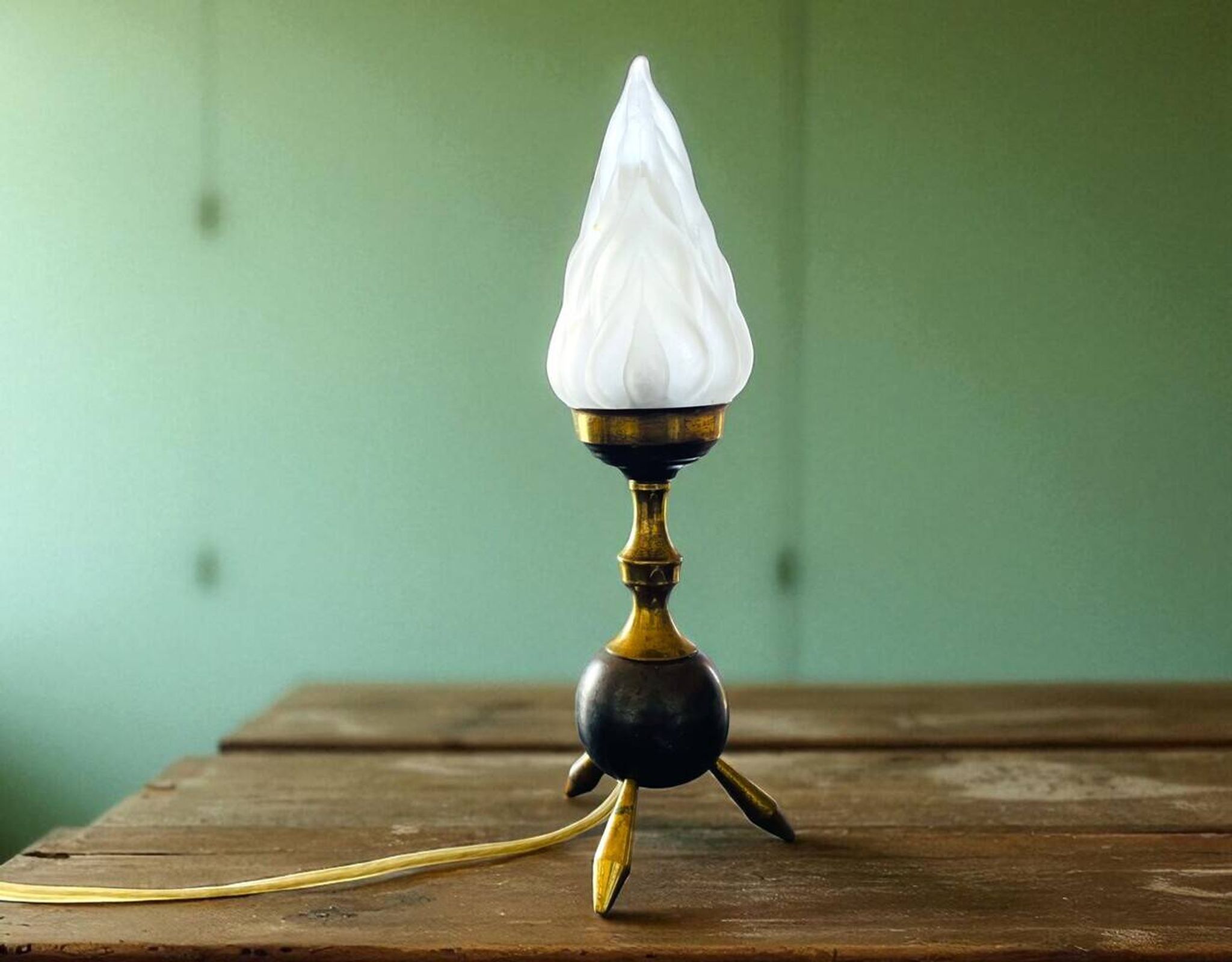 Lampe de table en laiton sur trépied de l'ère spatiale