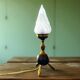 Lampe de table en laiton sur trépied de l'ère spatiale