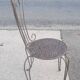 Chaise en métal coudé