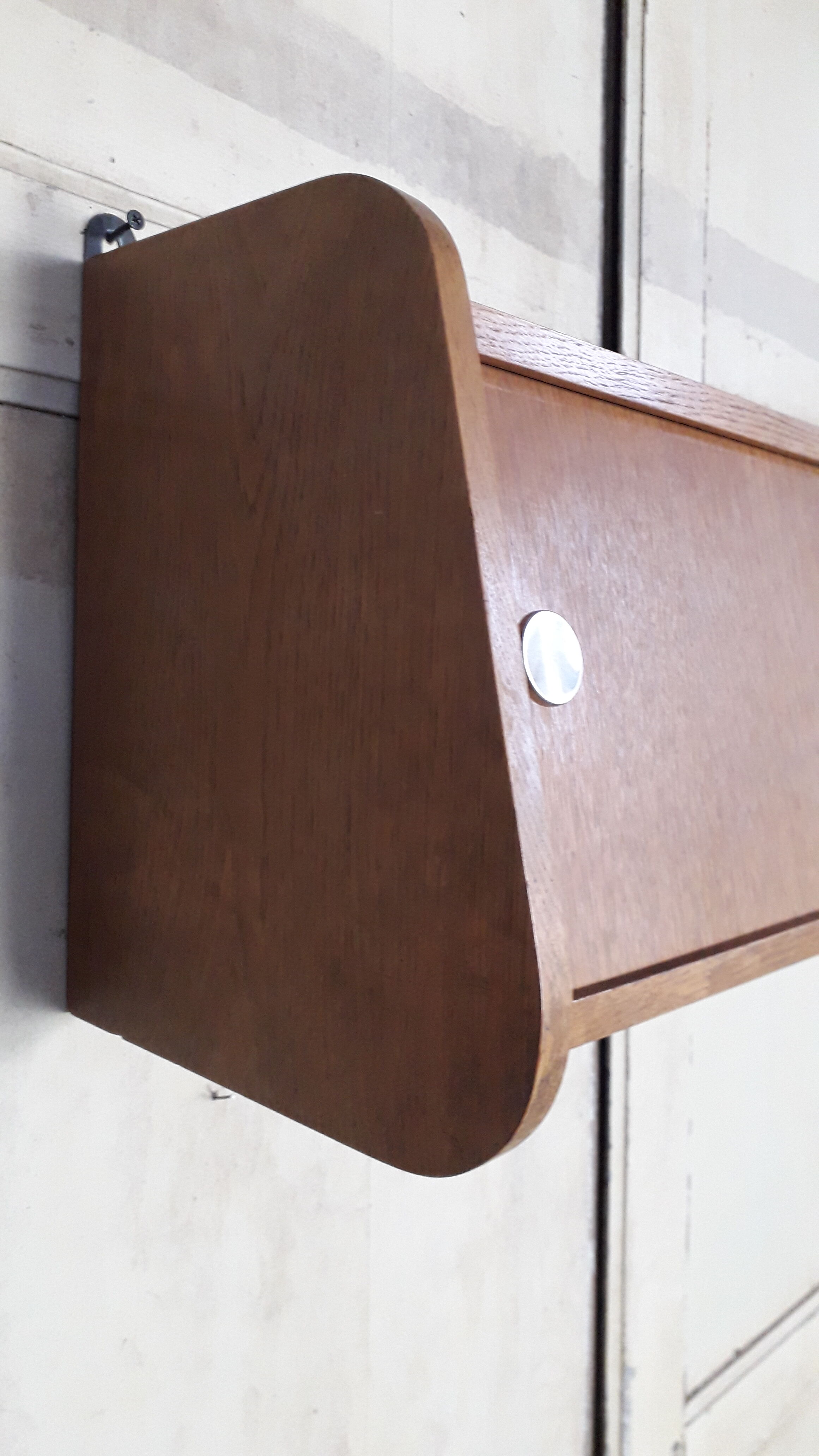 Wall shelf with sliding doors