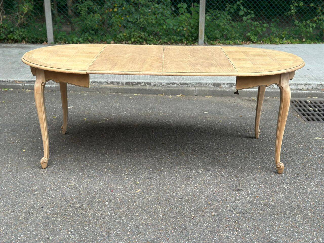 Table de repas ronde, ovale extensible en chêne poncé