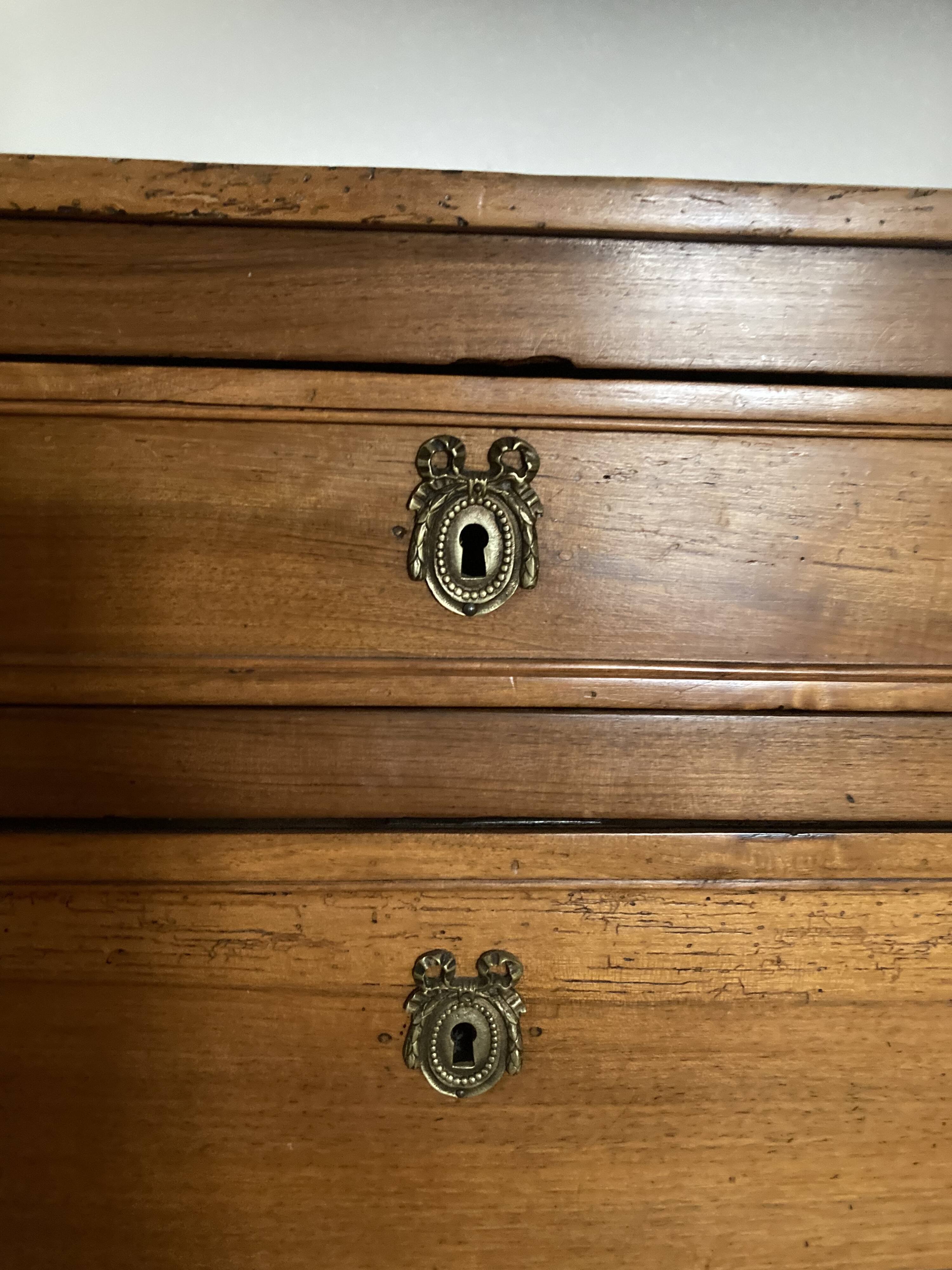 Commode en noyer Louis XVI