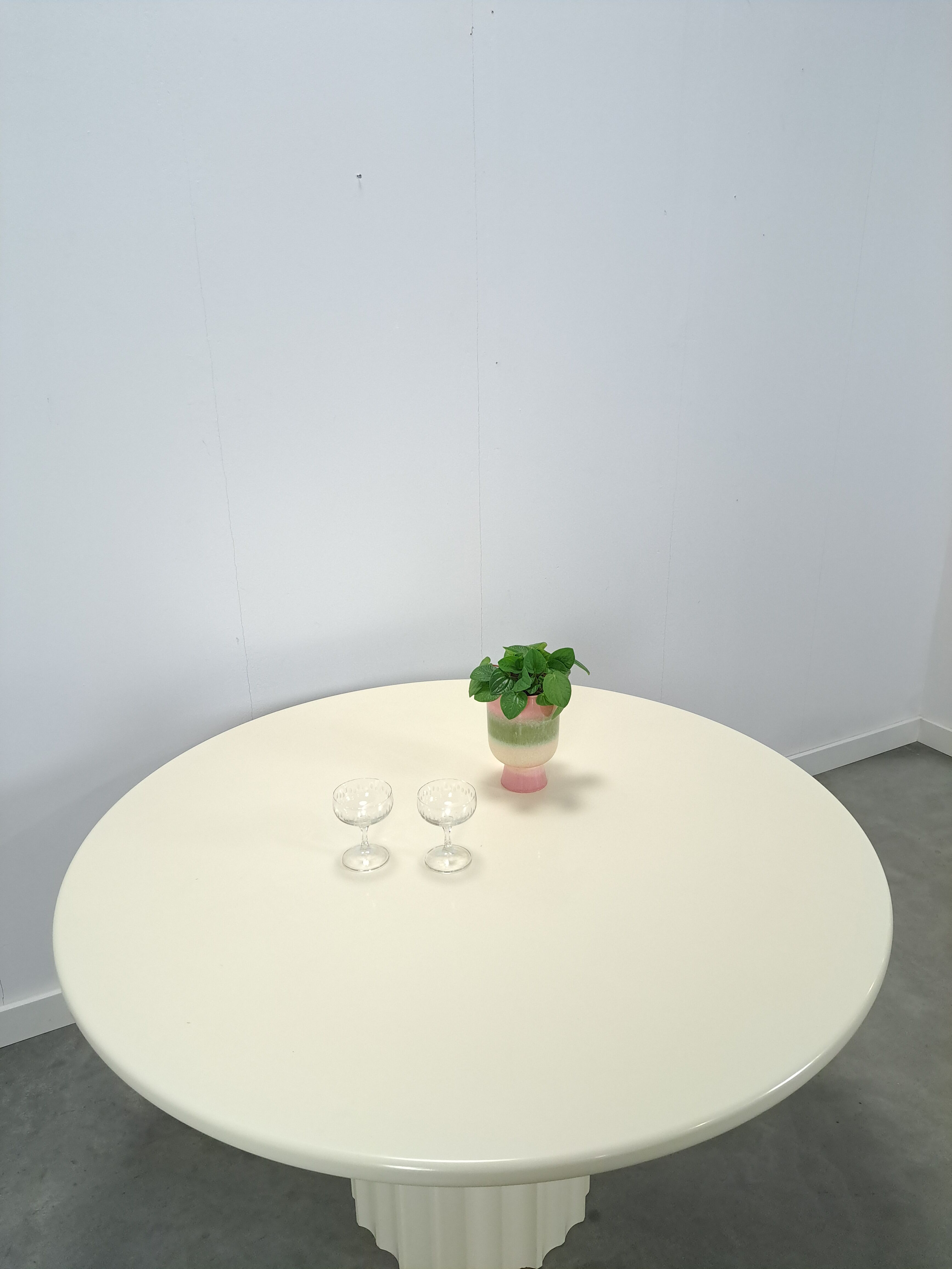 Ronde creme eettafel met geribbelde poot