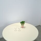 Ronde creme eettafel met geribbelde poot