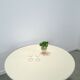 Table ronde crème avec pied strié