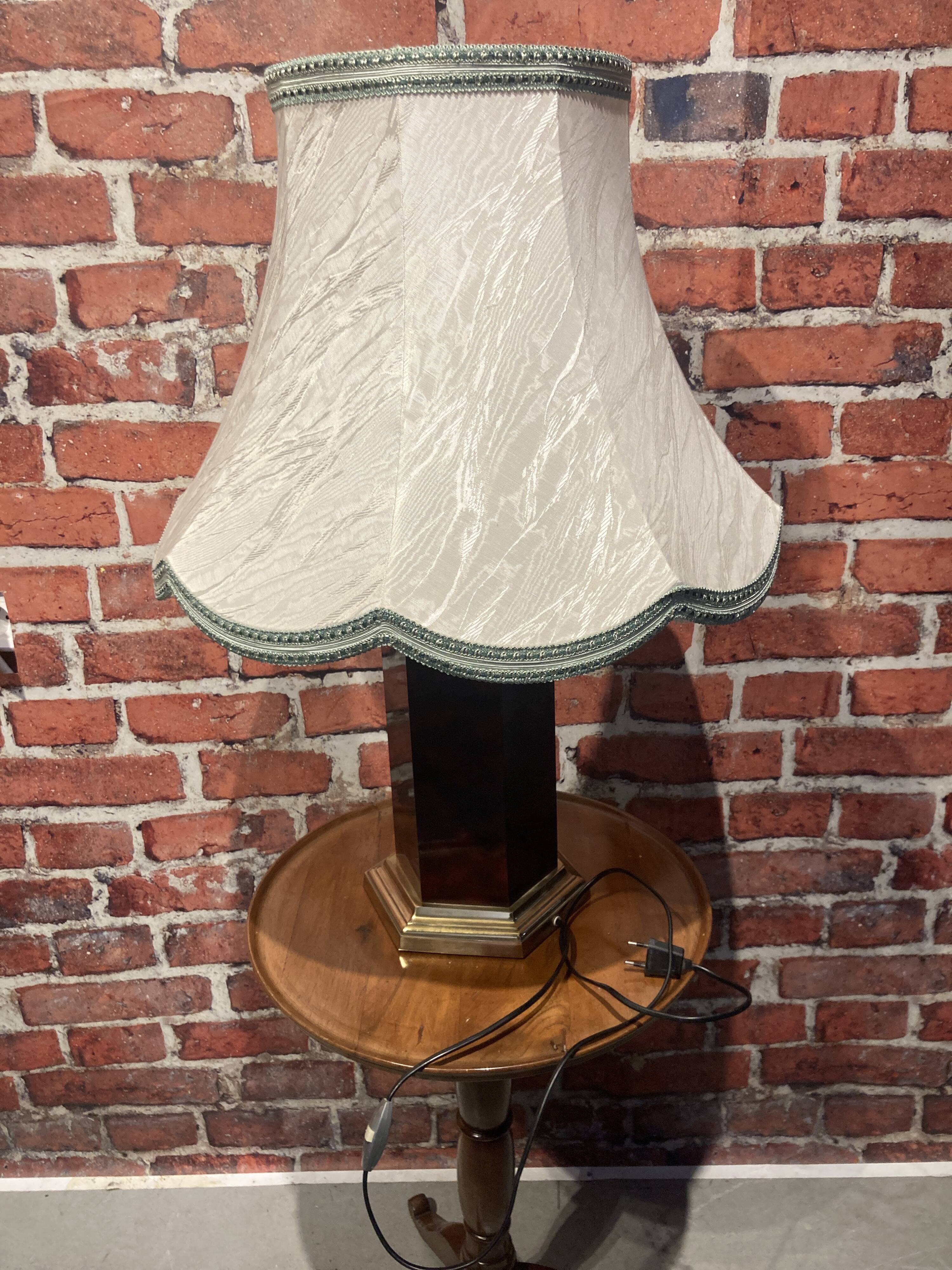 Chic table lamp with lampshade