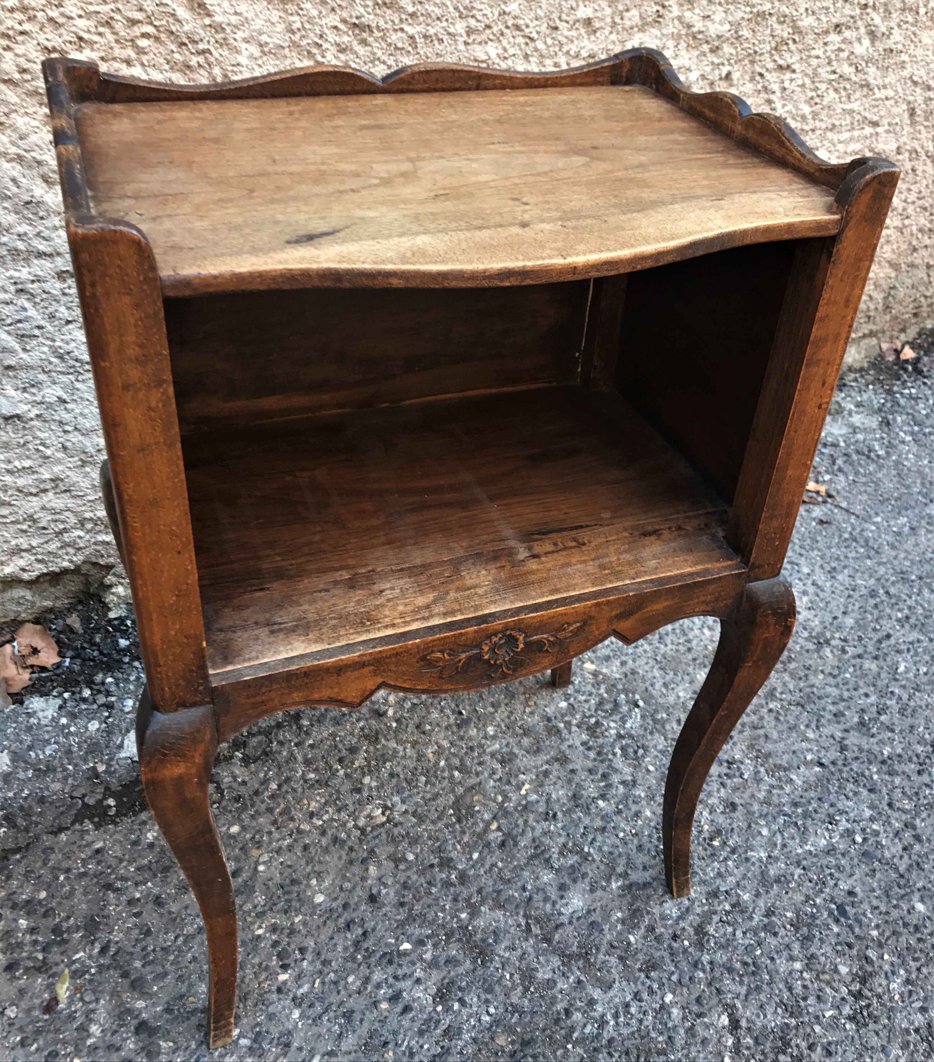 Paire de tables de chevet style Louis XV