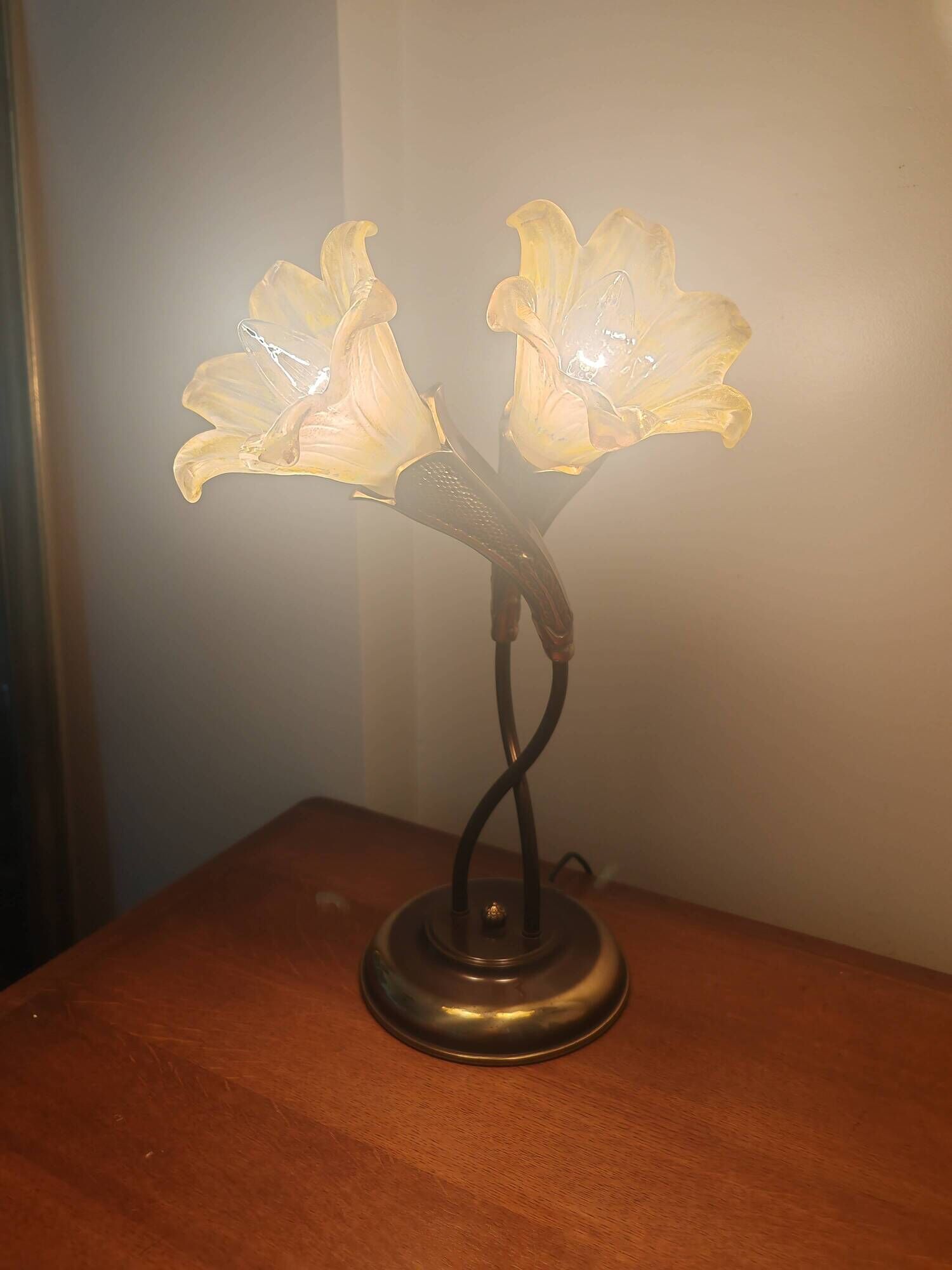 Double flower lamp Art Nouveau – Intertwined brass stems & art glass type