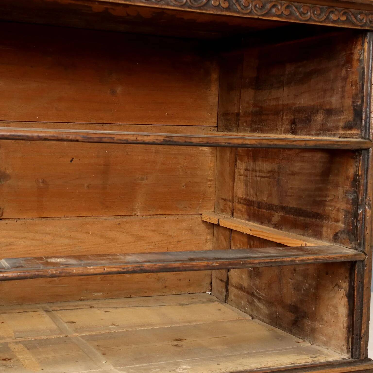 Antique baroque commode carved in walnut, 18th century.