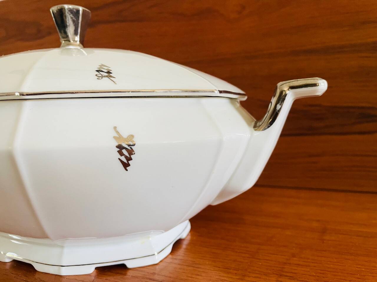 Art Deco soup tureen by Victoria China Czechoslovakia, 1920s