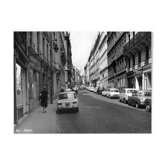 Tirage photographique encadré Paris en 1965 rue pigalle de jour