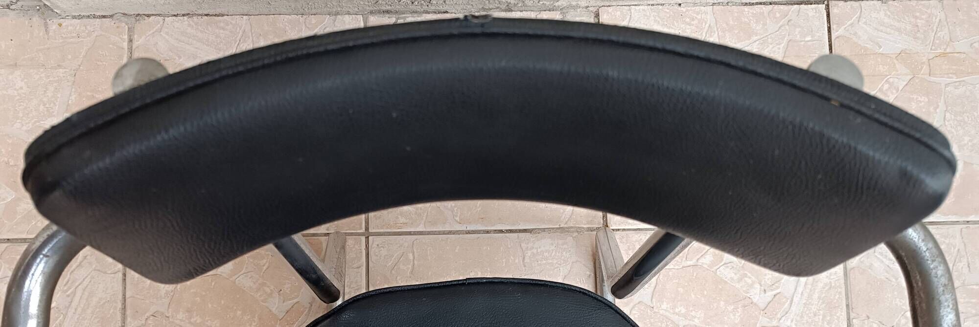 Vintage office chair in chrome metal and faux leather.