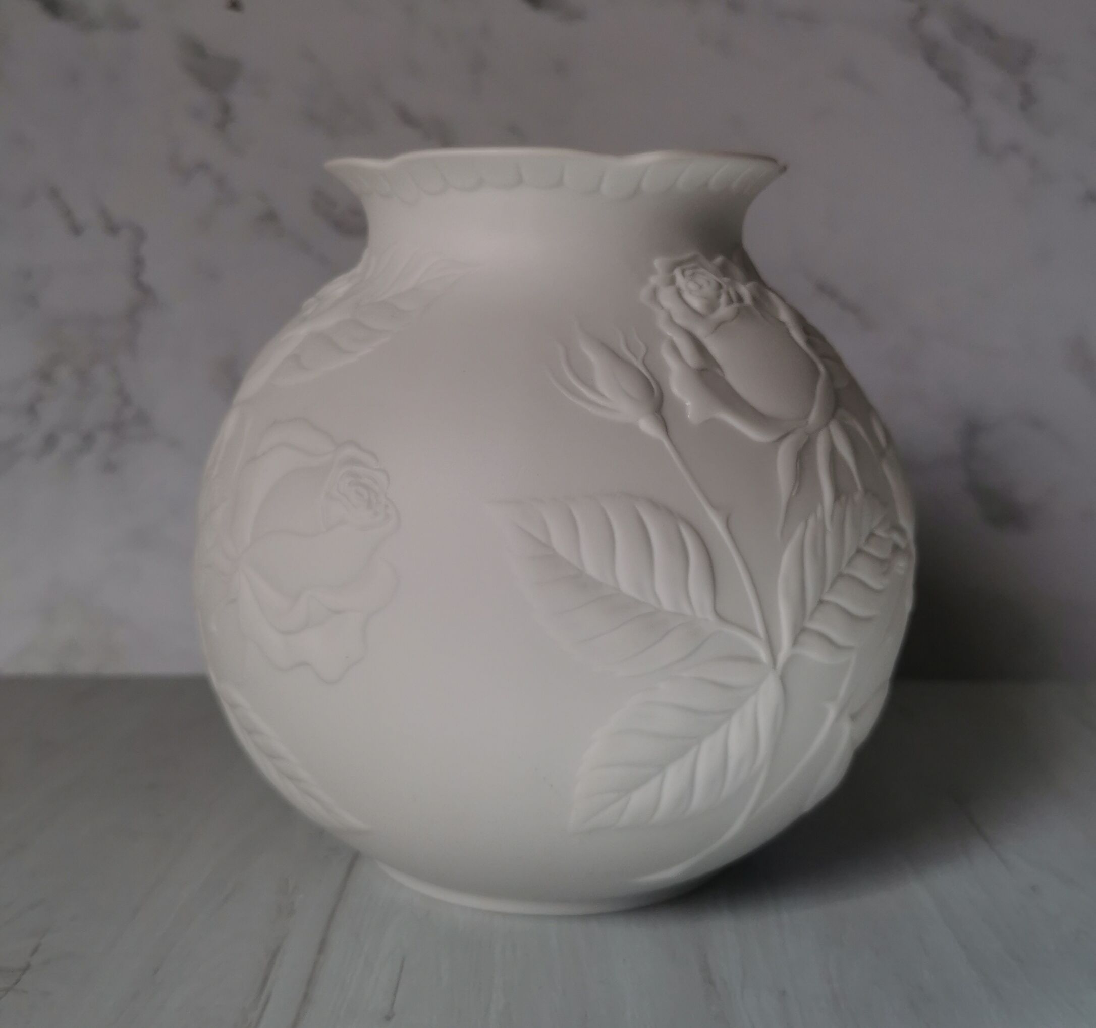 Vase ball pink white porcelain