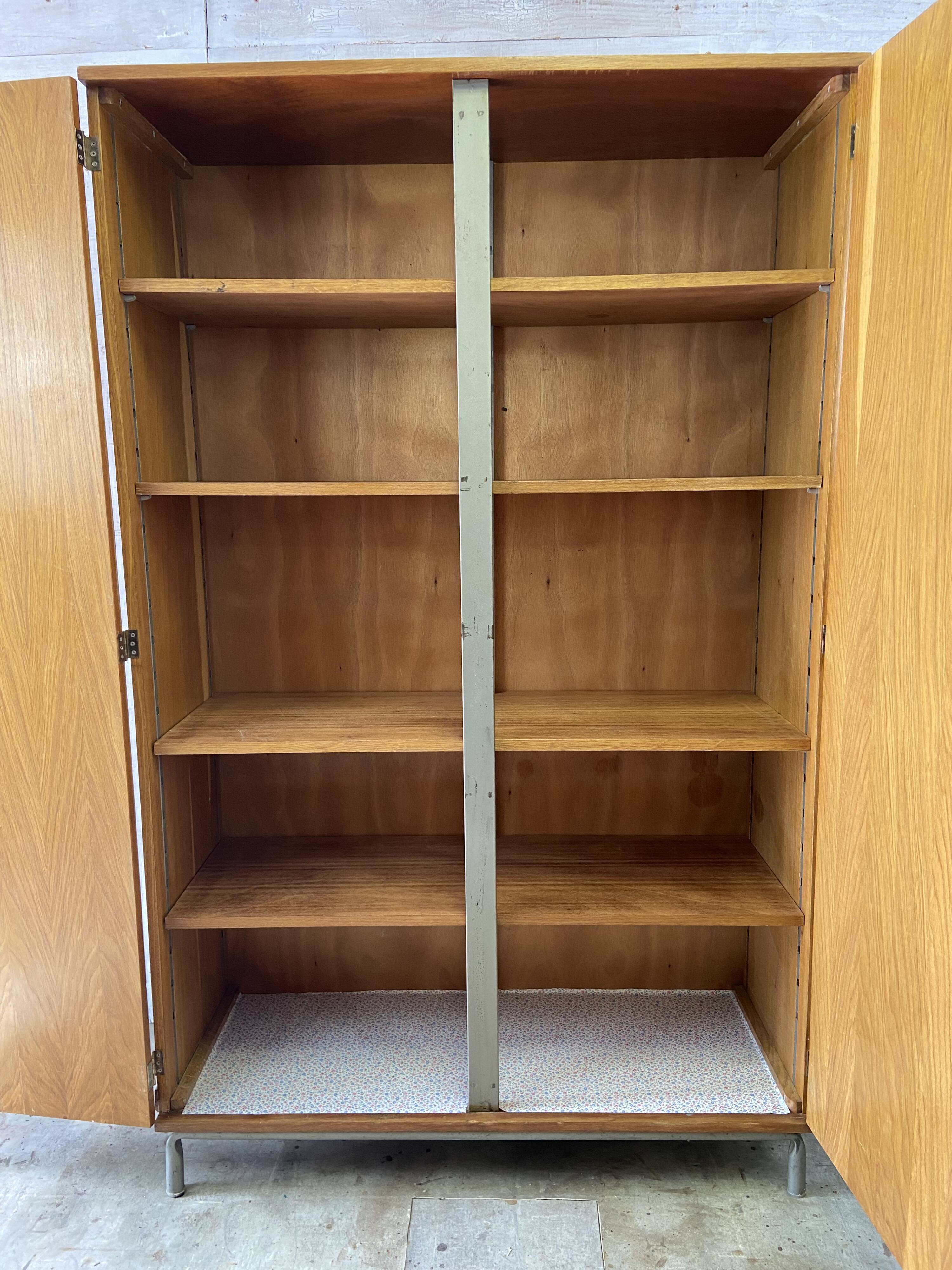 Armoire d'école vintage