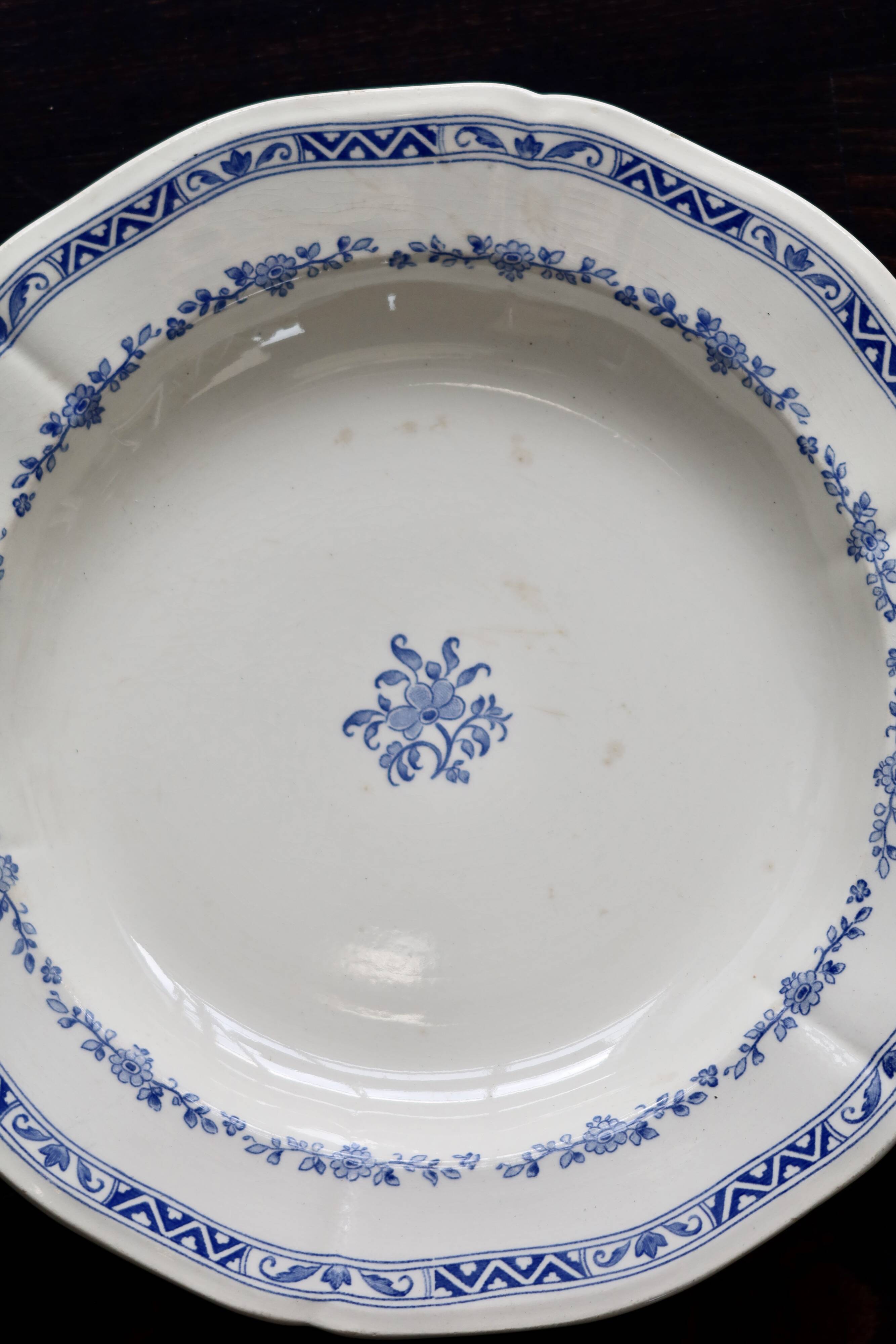 Round, hollow Gien earthenware serving dish – “Royal” model