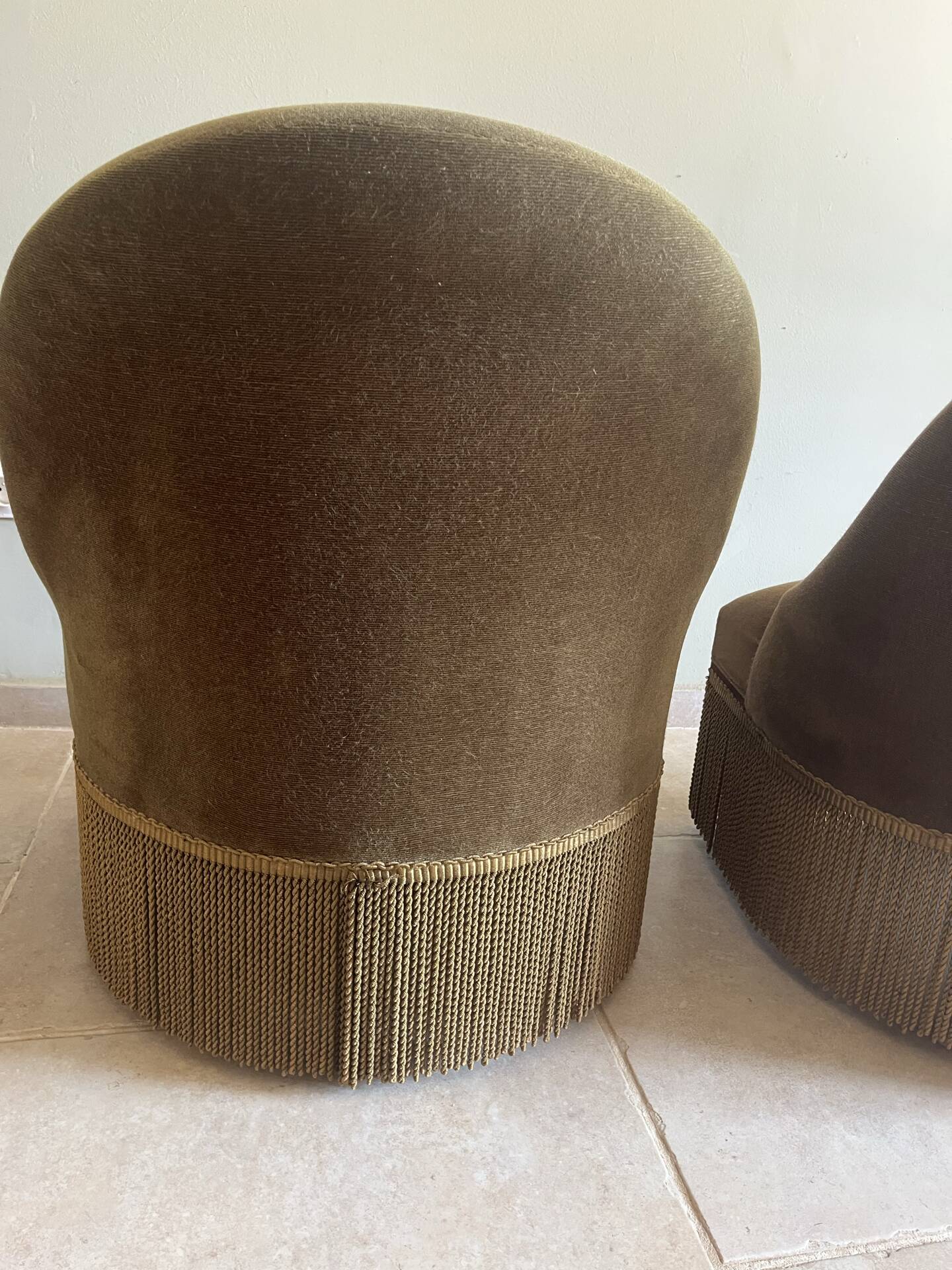 Paire de fauteuils crapaud vintage en velours brun tabac à franges