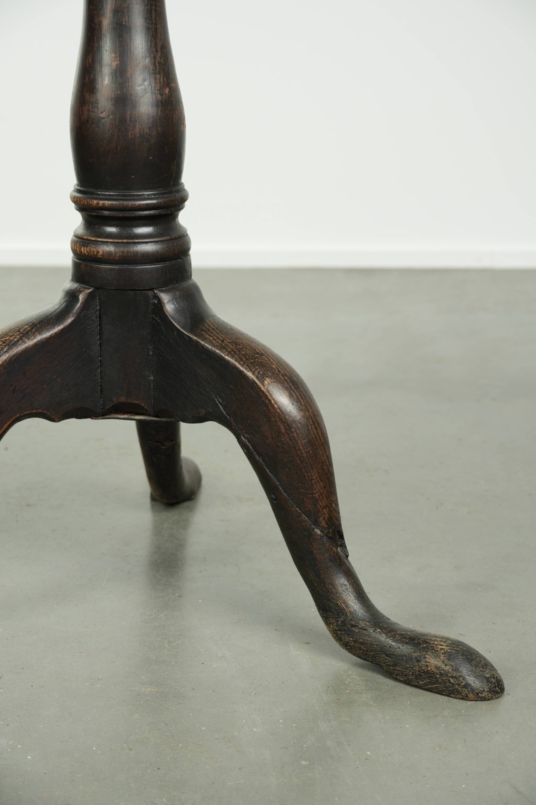 Characterful 18th century English oak sidetable with a beautiful appearance