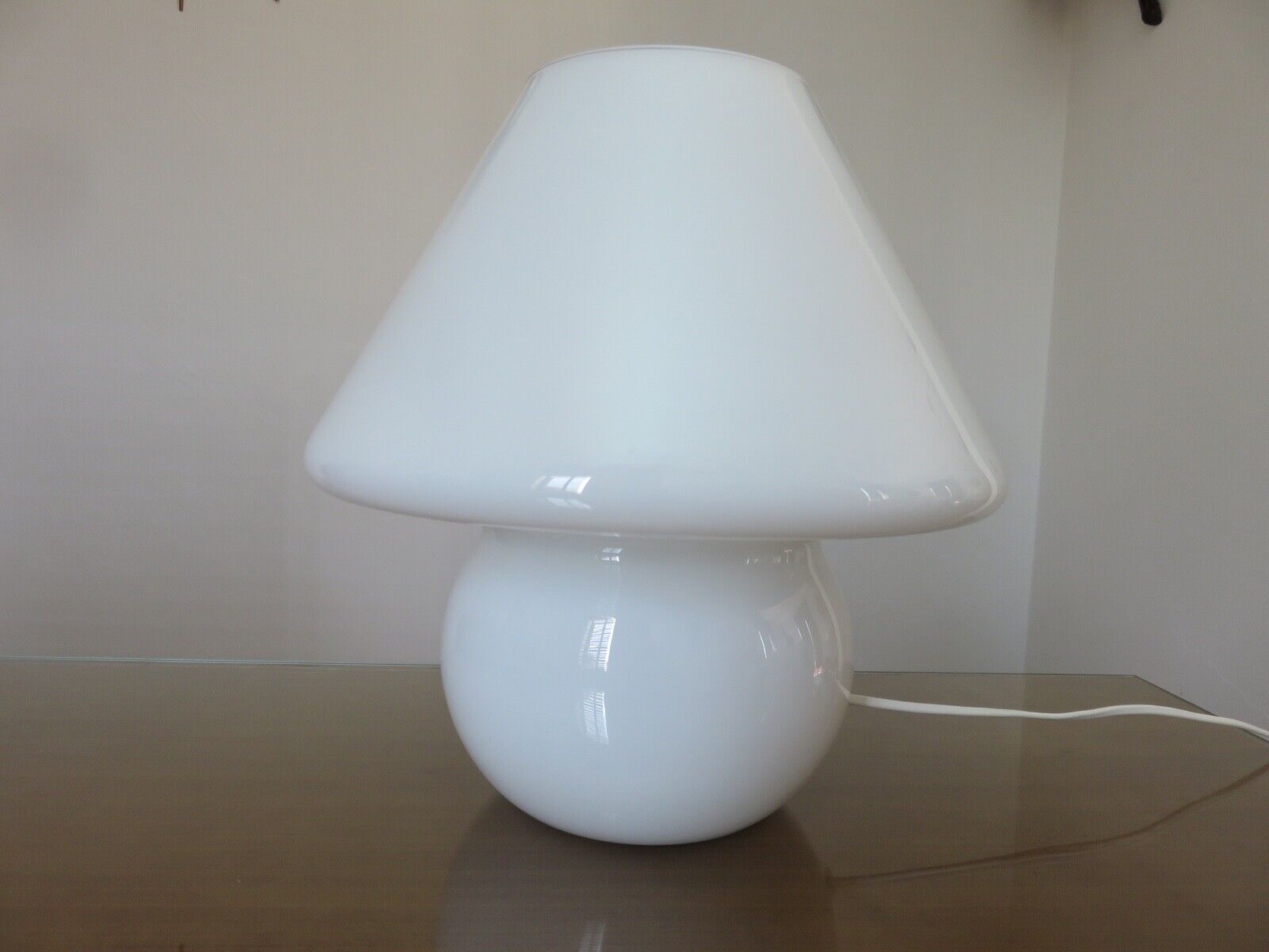 Mushroom lamp XXL Italian in white opaline 70s 80s