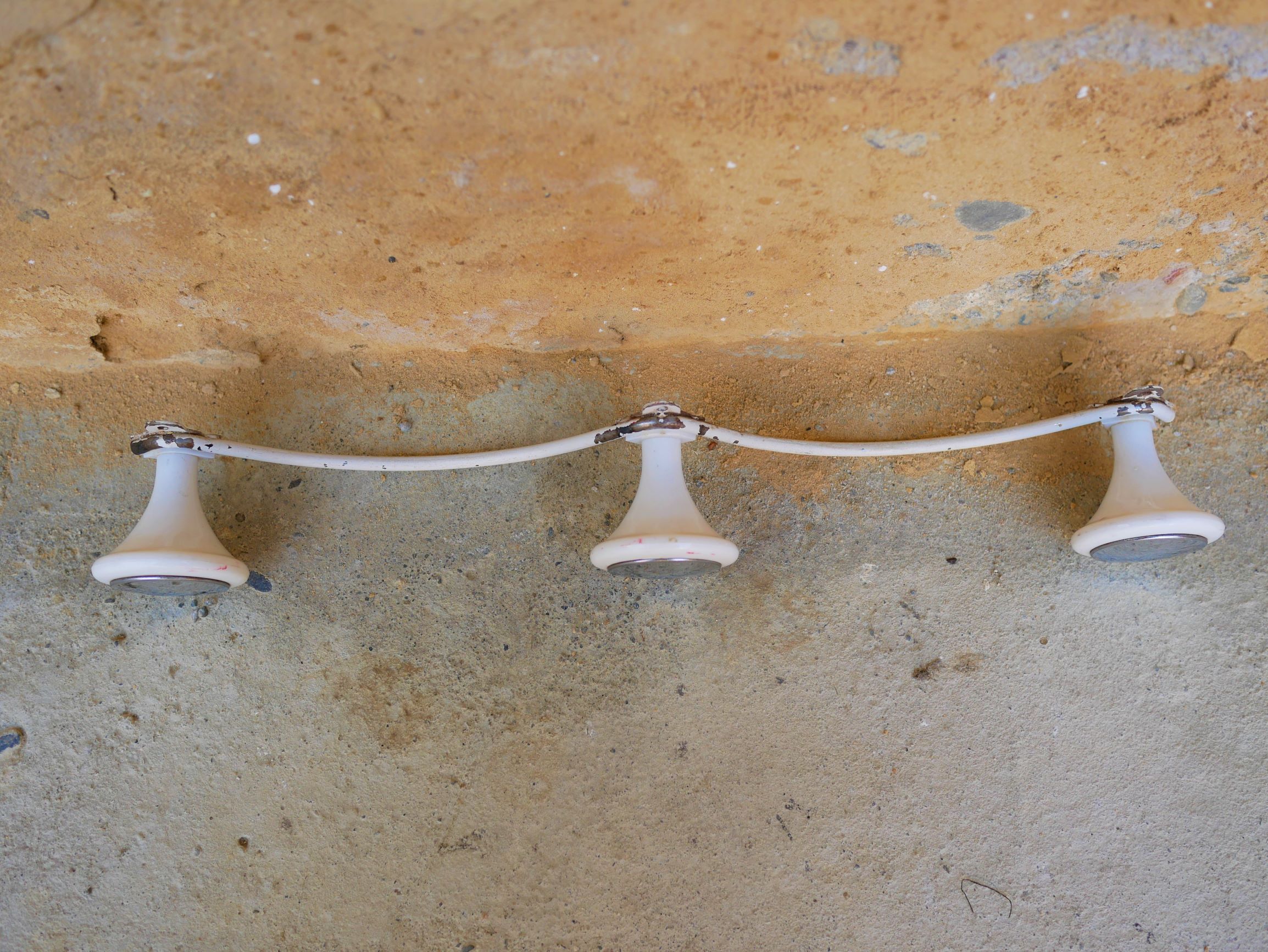 Vintage peg 3 hooks in white metal and bakelite