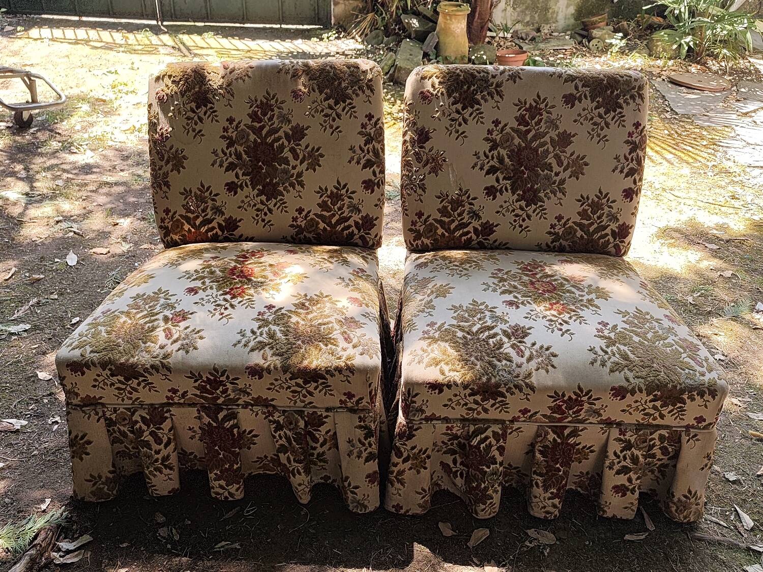Lot de 2 chaises sans accoudoirs style vintage, tissu fleuri et jupe
