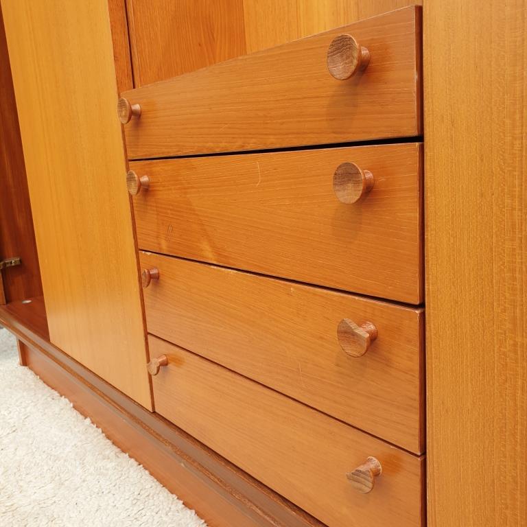 Scandinavian dressing cabinet with round mirror