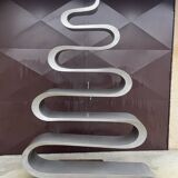Bibliothèque « serpent » en inox