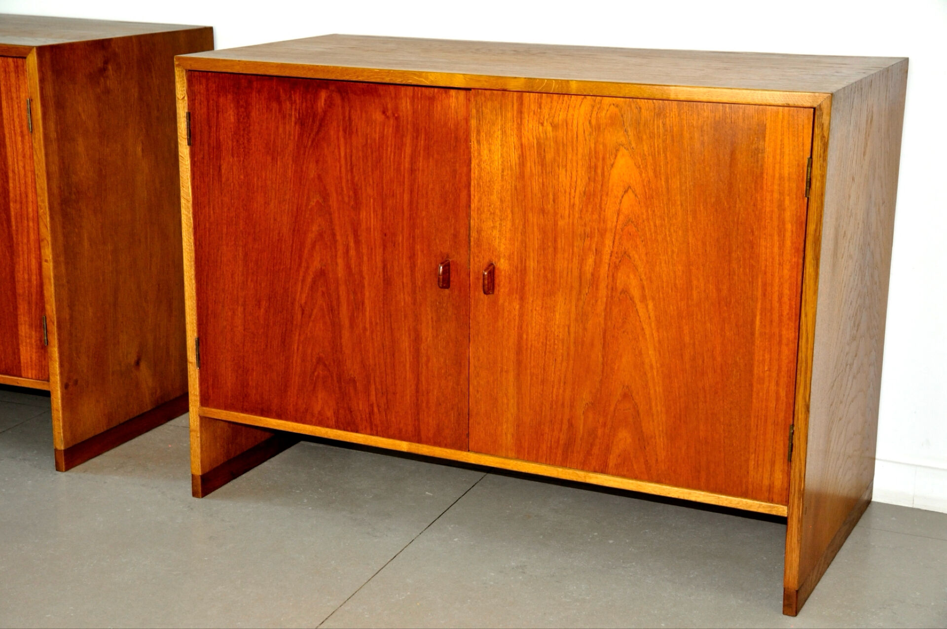 Paire de commodes en Teck par Hans J. Wegner pour Ry Møbler,