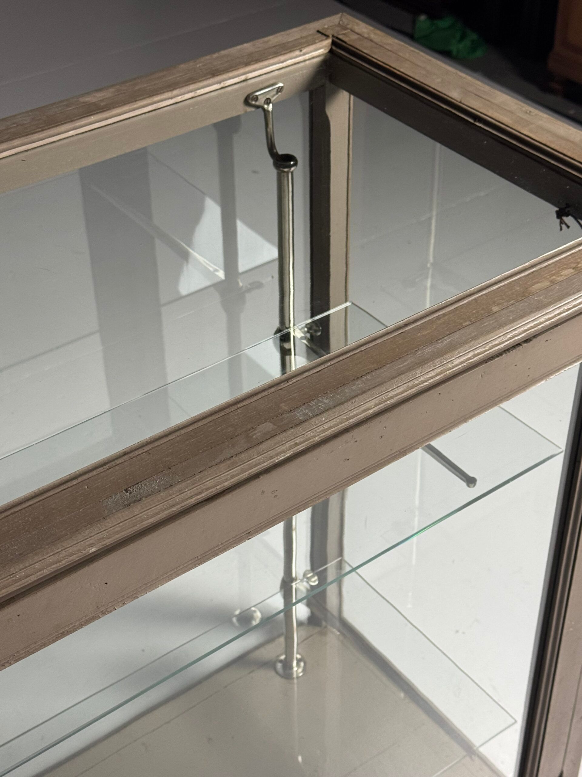 Vitrine française du début du 20e siècle grise
